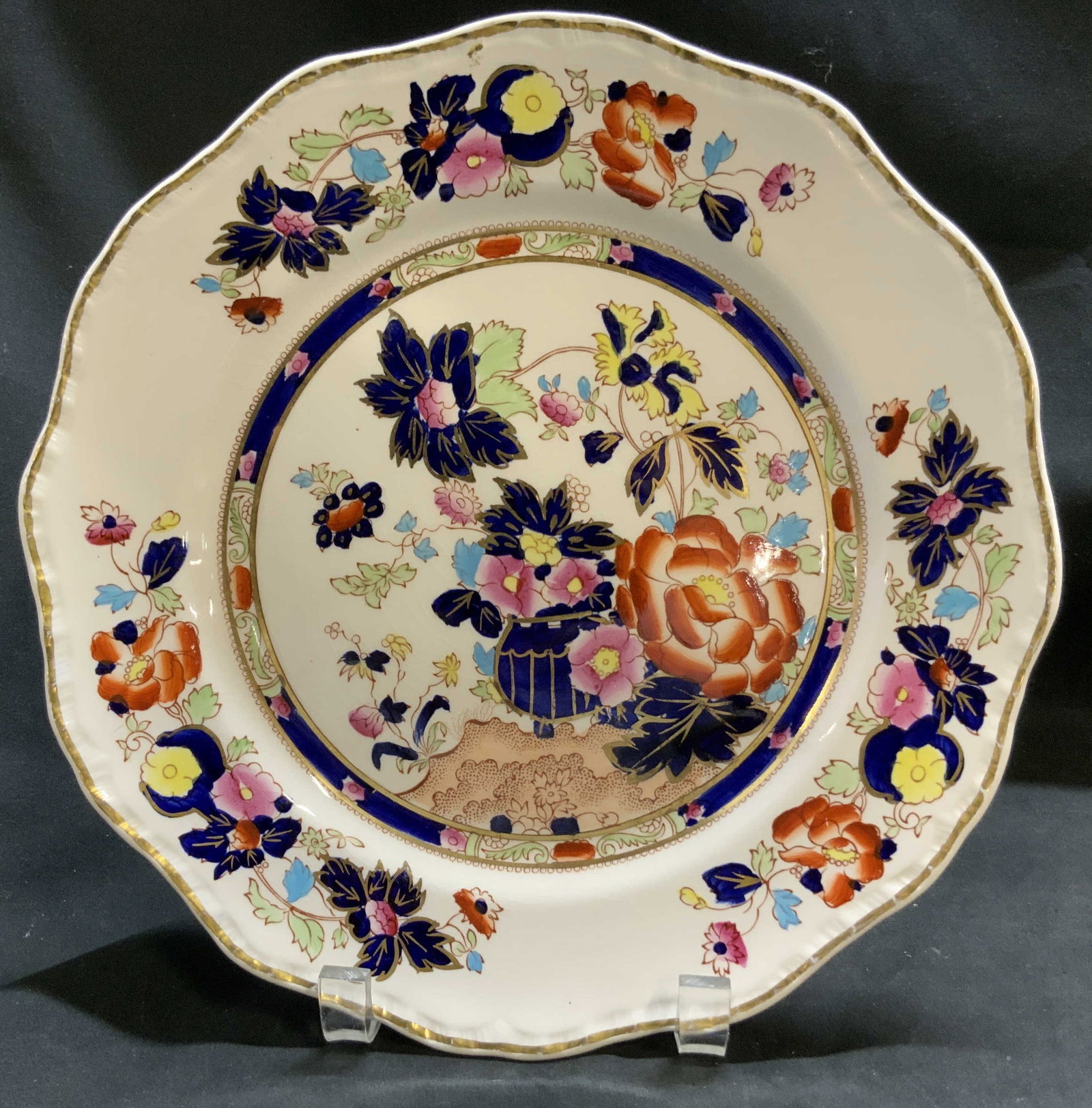 Masons Ironstone Mandarin Pattern Plate, Eng: Vintage possibly antique Masons Ironstone Dinner Plate in the colorful Imari style Mandarin Pattern marked on u Der side, featuring a scalloped and gilded rim with rich cobalt blue, burnt orange and p