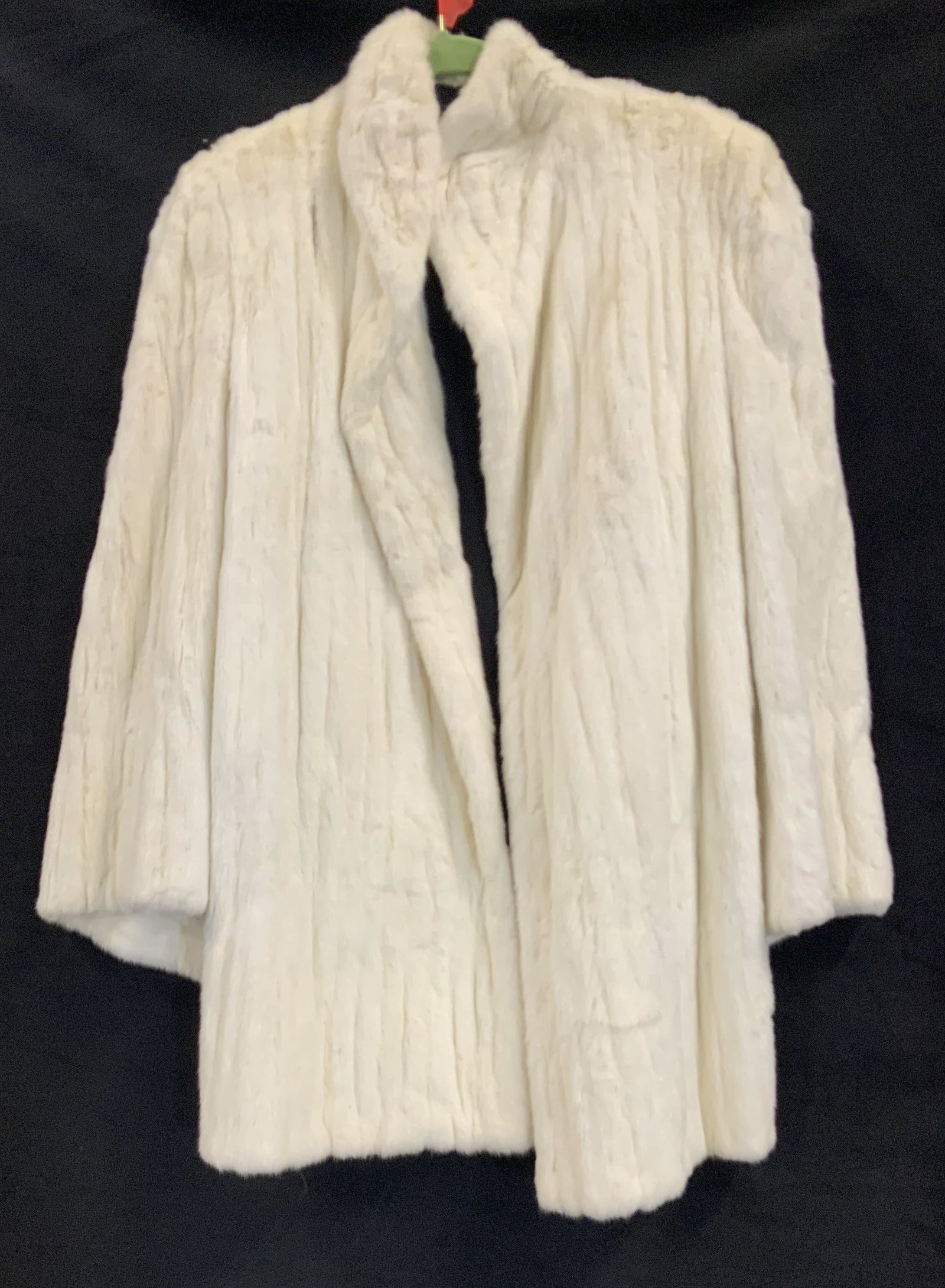 Vntg pearl mink open front coat: Vintage pearl mink car coat. Mid length , should sit between mid thigh-hips. Open front no closure. It has a classic shawl collar and wide bell sleeves. Features a contrast dark lining, keeps the inte