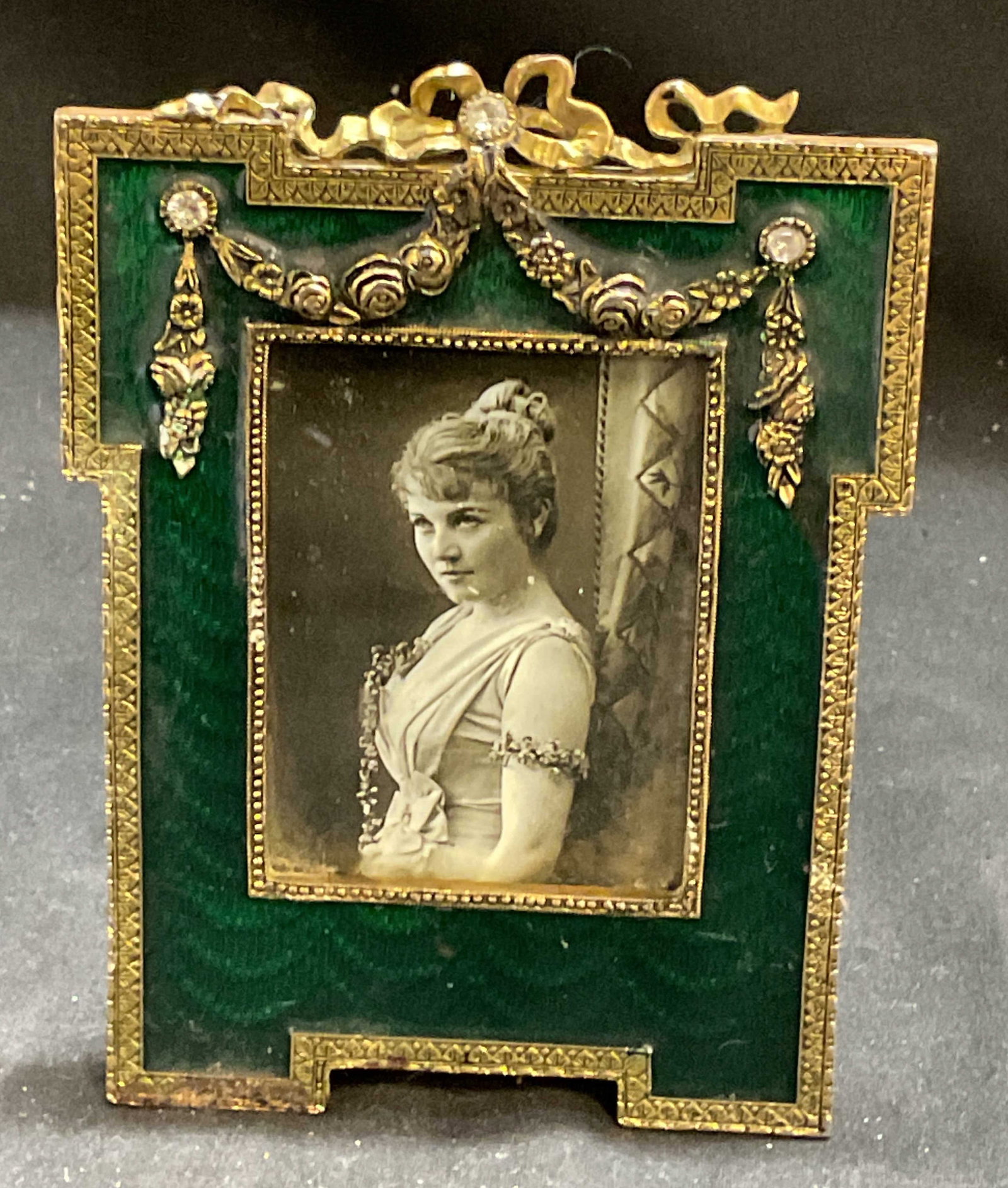 Vtg Terragraphics Victorian-Style Picture Frame: Vintage Terragraphics Victorian-Style Picture Frame. Emerald green enamel over brass. Scrollwork, ribbon, and garland designs. Rhinestone accents. Some scratching and coating loss. Measures app 4.5in 