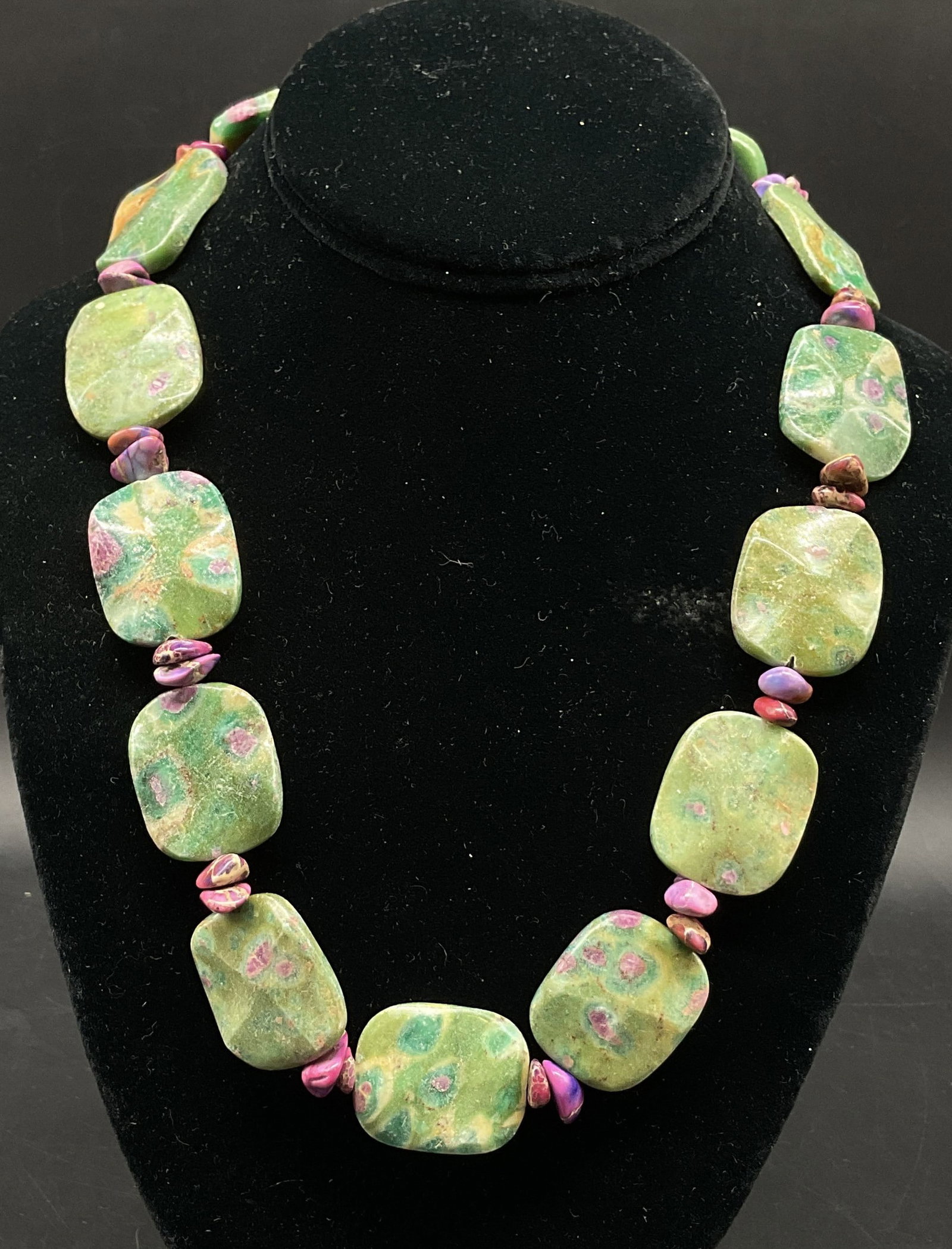 Vtg Semiprecious Gemstone Statement Necklace: Vintage semiprecious gemstone statement necklace. Tested with Presidium Gem Tester II. Mix of green, purple, and pink gemstones. Chunky square cut design. Gold toned clasp. Measures approx 10 inches d
