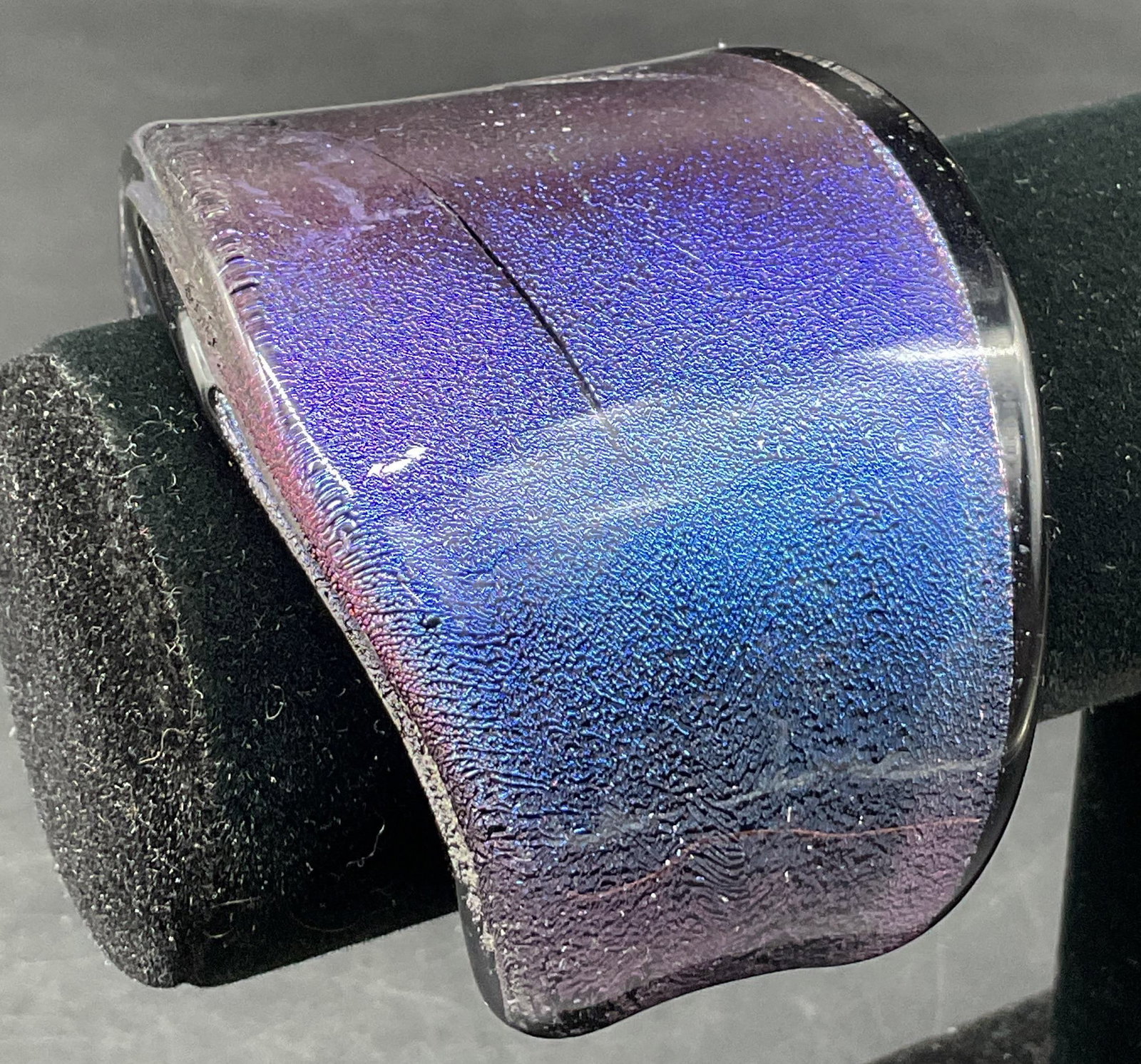 Vtg Murano Style Purple Art Glass Cuff Bracelet: Vintage Murano style purple art glass cuff bracelet. Flecked foil purple design. Shimmering textured finish. Measures approx 2.5 inches in diameter. Scratching. Jewelry, cuff bracelet, bracelet, Muran