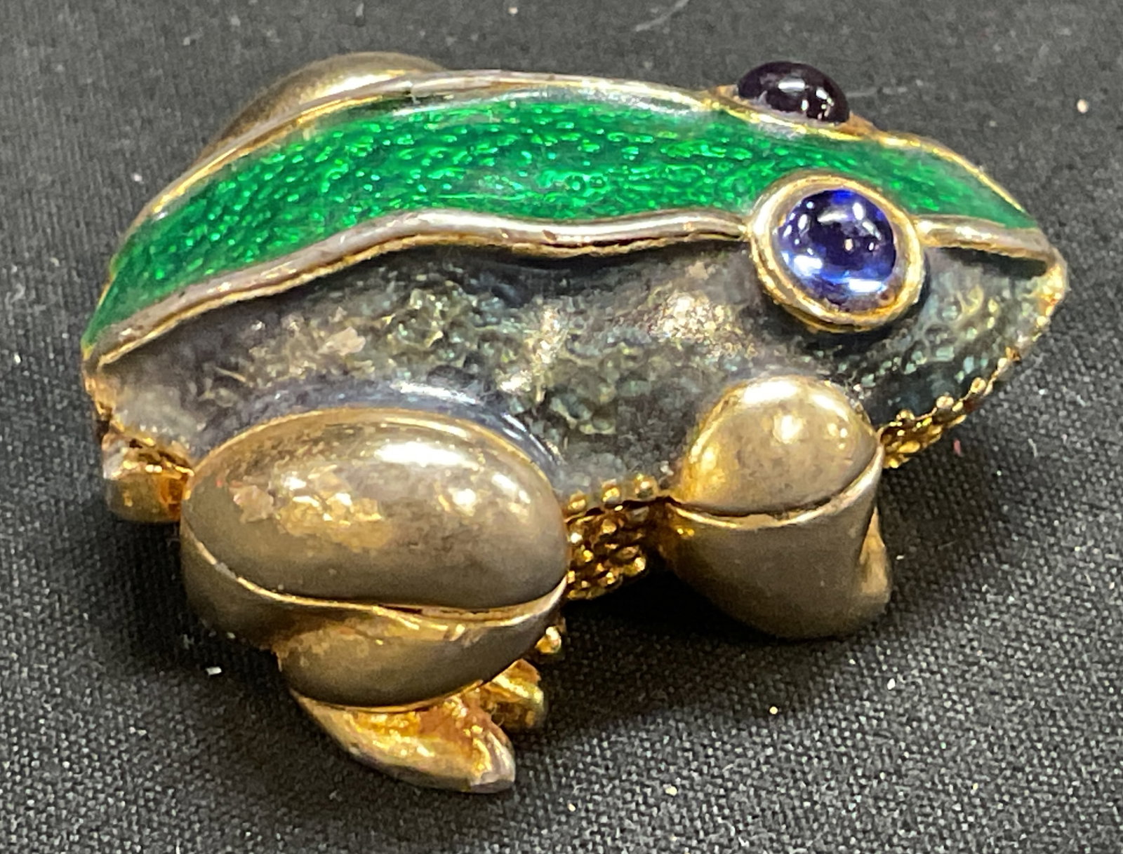 Vtg Mike & Ally Gold-Plated Frog Trinket Box: Vintage Circa 1990s Mike & Ally Gold-Plated Frog Trinket Box. Green and black enamel. Blue rhinestone eyes. Magnetic clasp. Some plating loss. Measures app 1in H x 1.5in L. vintage trinket boxes, Mike