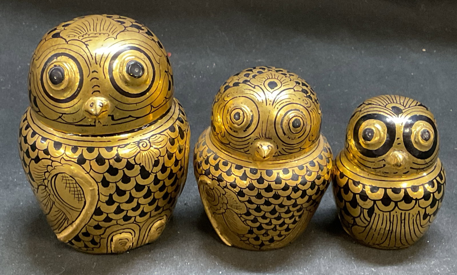 Lt3 Vtg 70s Burmese Lacquerware Owl Containers: 3 Vintage Circa 1970s Burmese Lacquerware Owl Family Containers. Marked Burma, the historical name for modern-day Myanmar. Typically made of woven bamboo and coated with gold leaf. Some coating loss.
