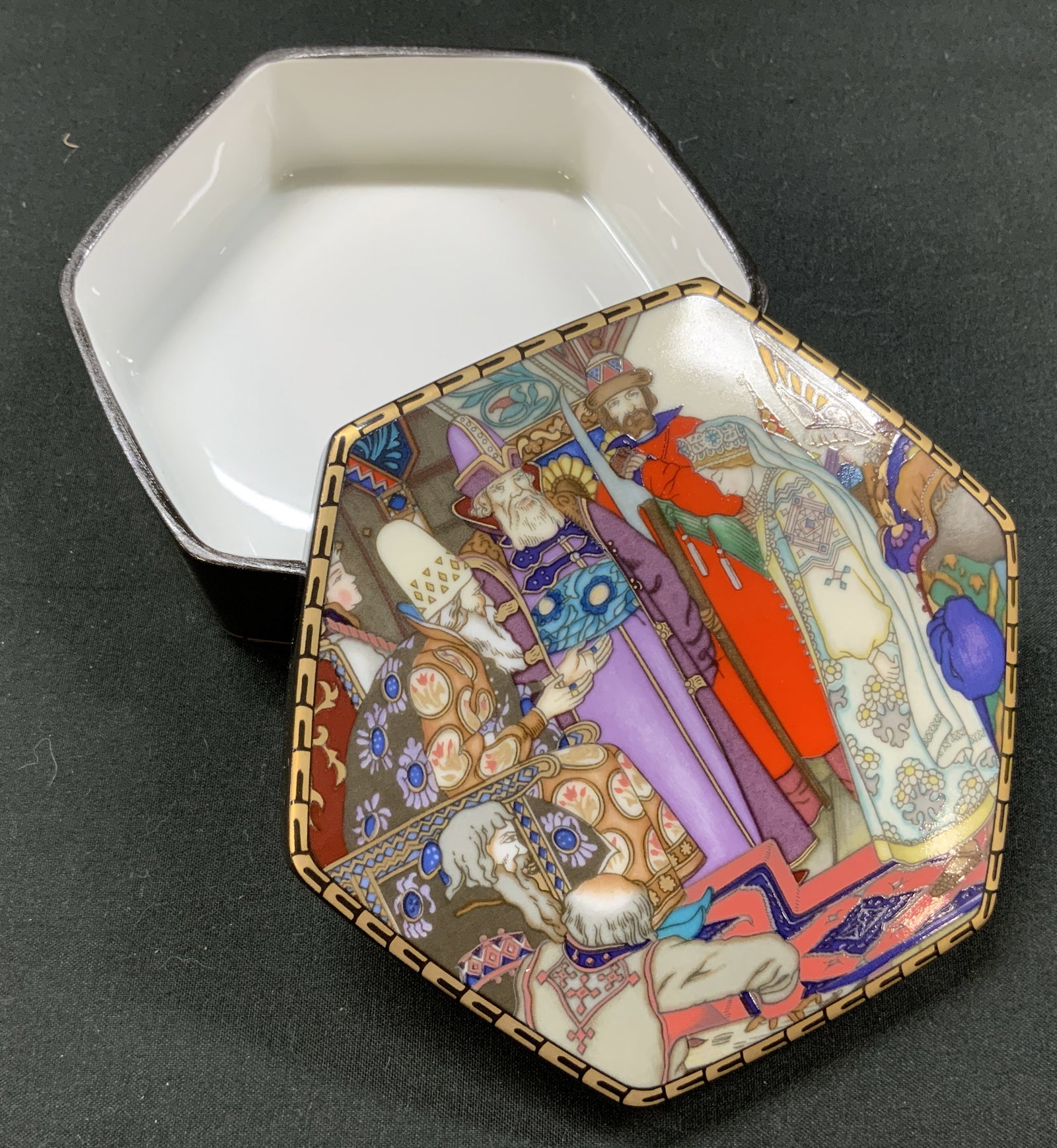 Vtg Villeroy & Boch Maria Morevna Porcelain Box: Vtg limited edition Villeroy & Boch limited edition porcelain trinket box. Features illustration of tale of Maria Morevna by Boris Zvorykin. Originally issued circa 1983. Made in West Germany. Undersi