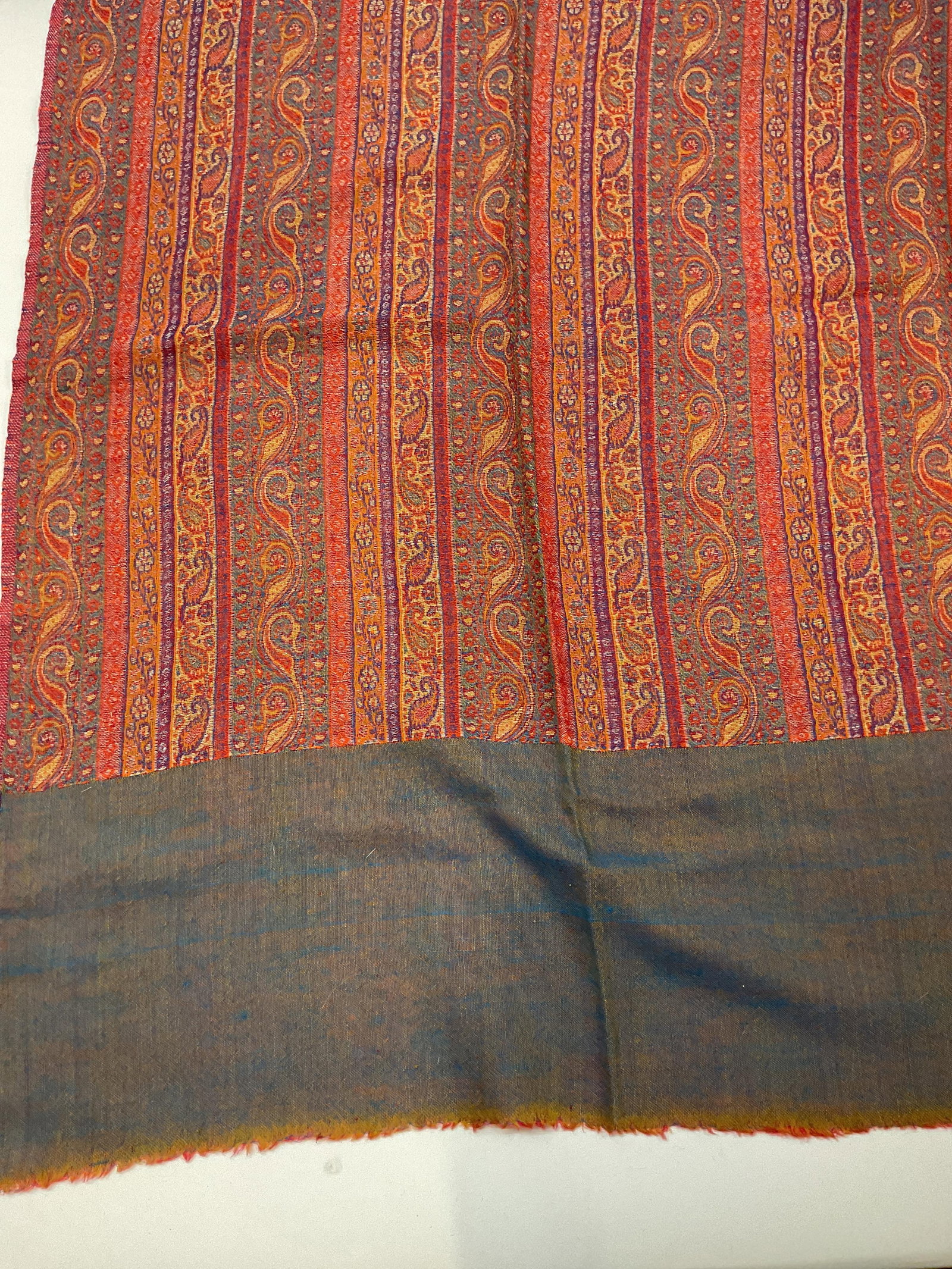 Vntg paisley patterned shawl - 2