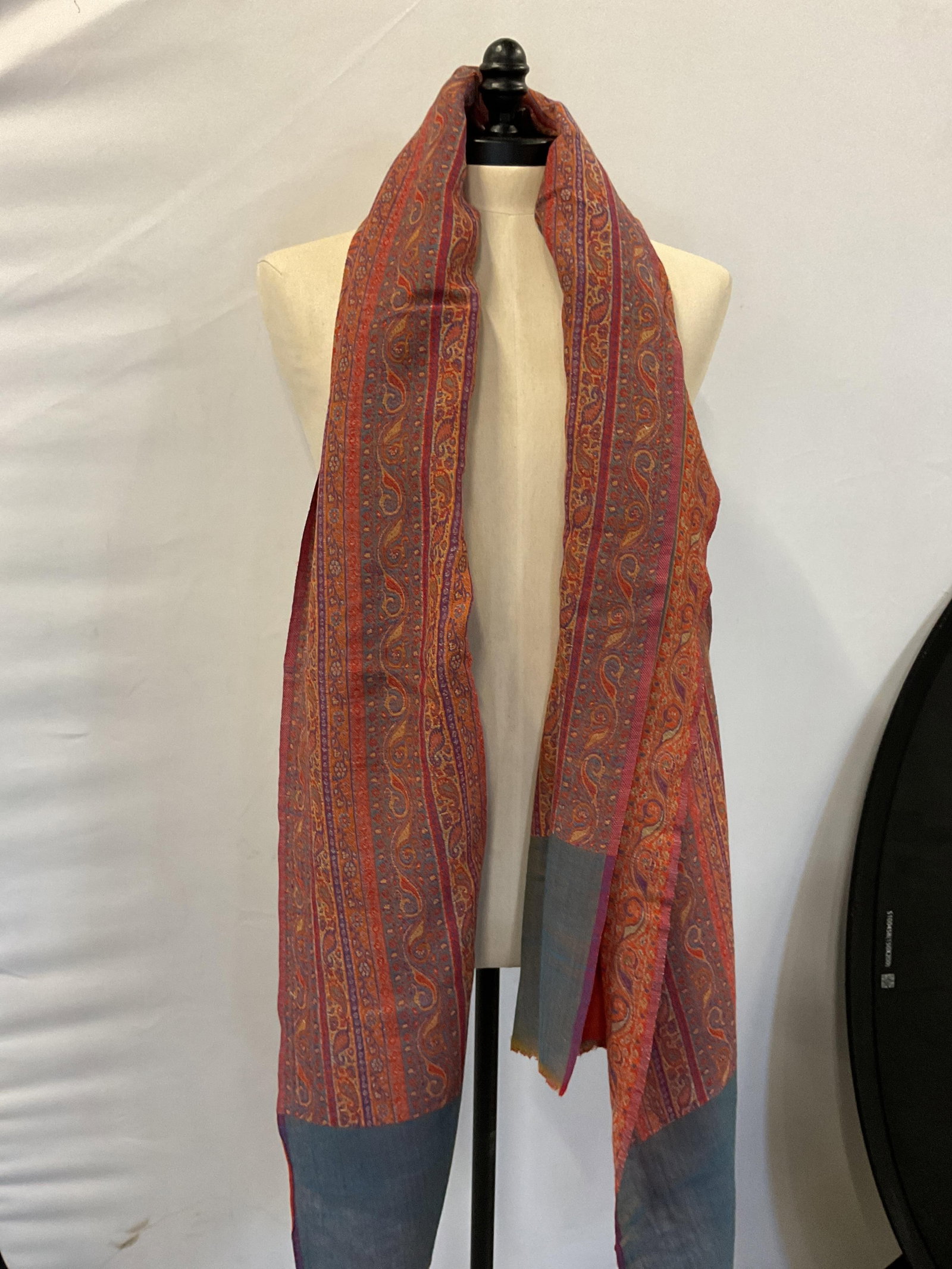 Vntg paisley patterned shawl - 3