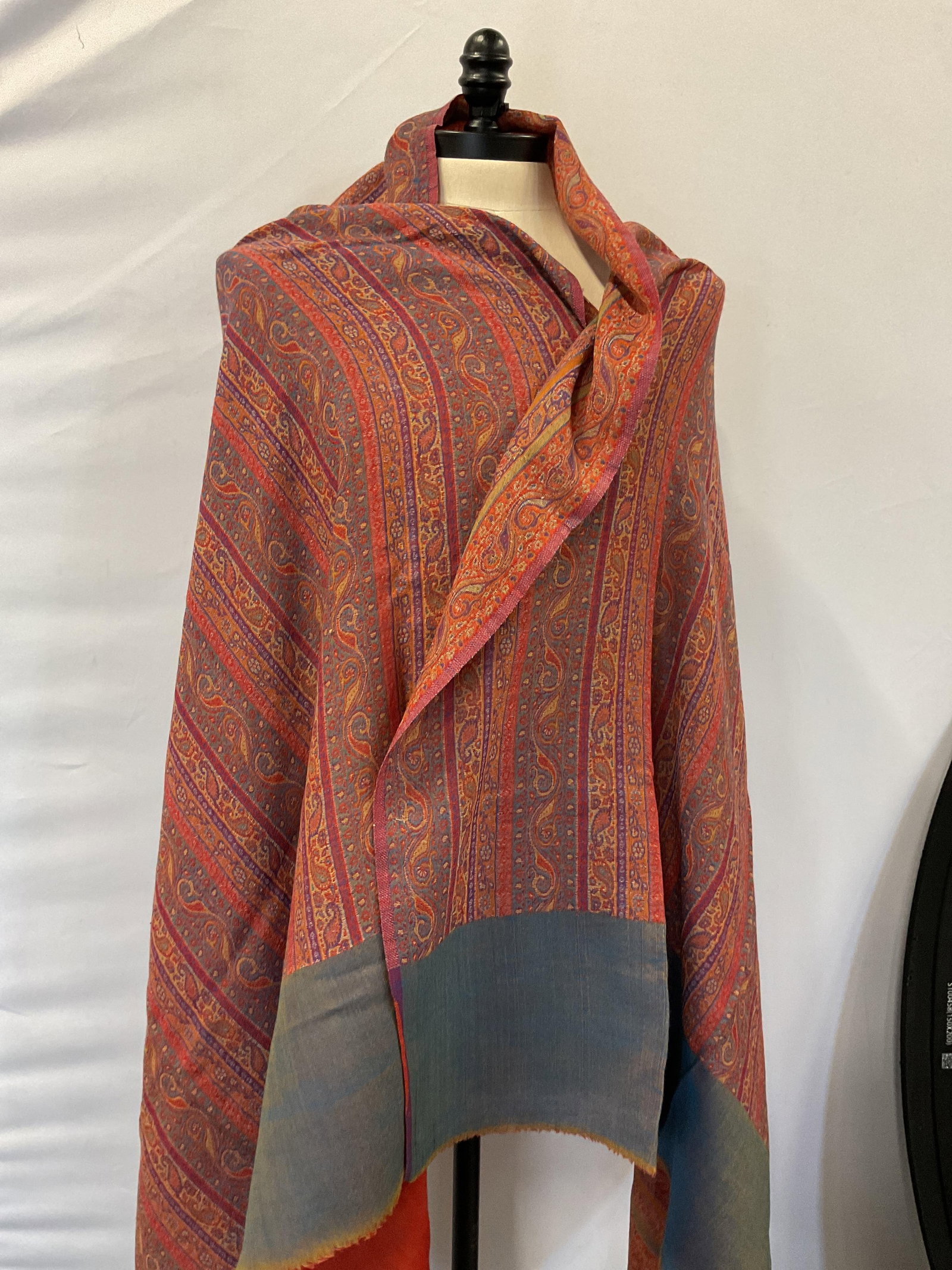 Vntg paisley patterned shawl - 4