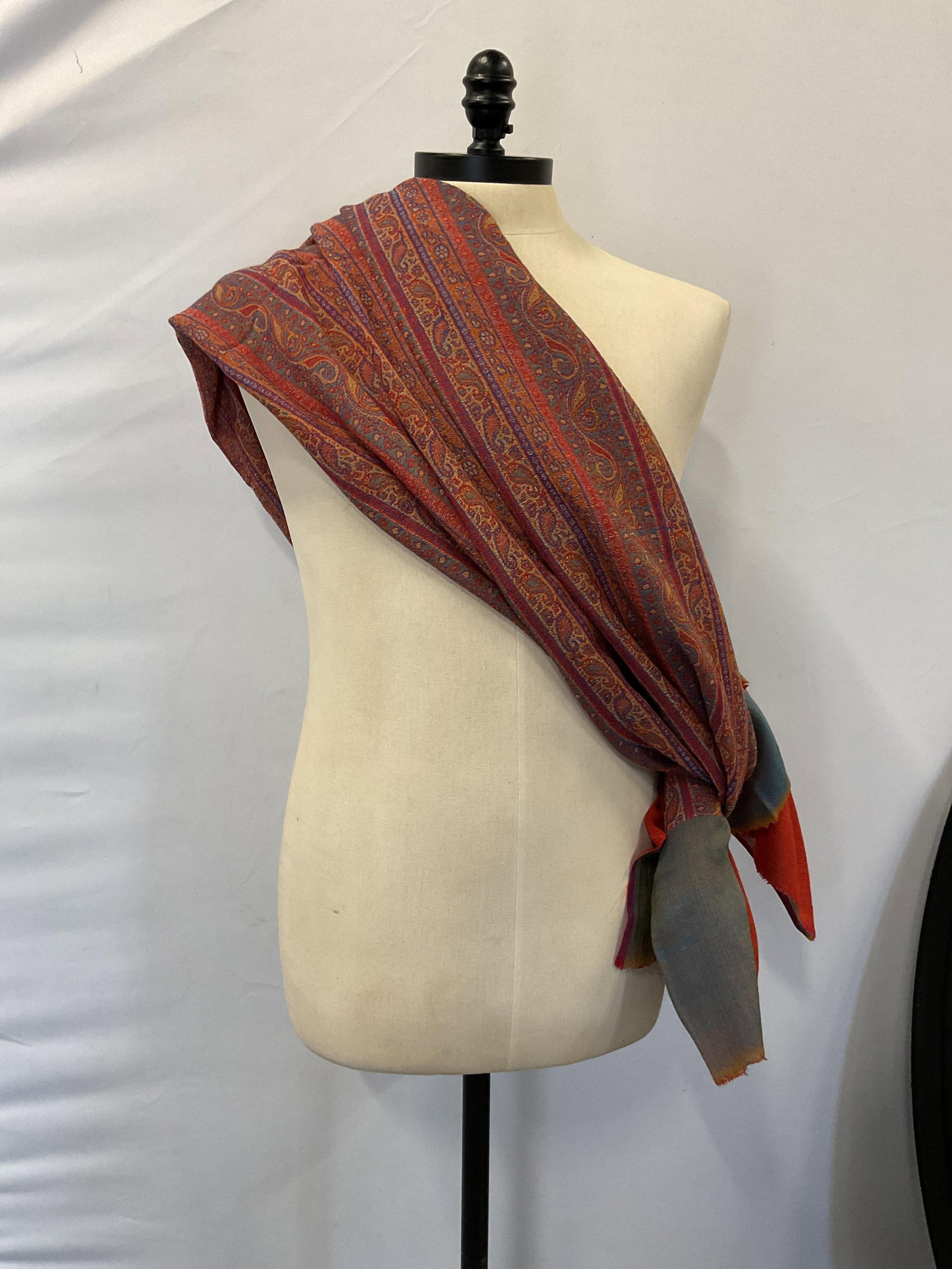Vntg paisley patterned shawl - 5