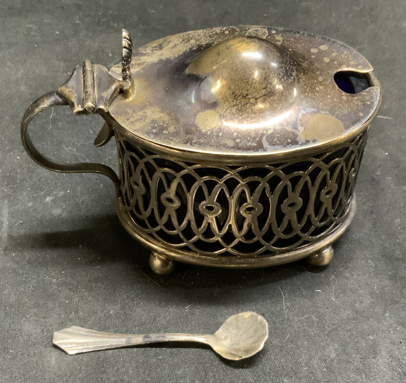 Antq Ster Silver Deacon&Francis Condiment Pot Eng: Antique Circa 1898 Deacon & Francis Condiment Serving Pot England. Sterling Silver openwork design and handle over cobalt blue insert. Base marked with D&F, Anchor, Lion Passant, and lowercase d Engli