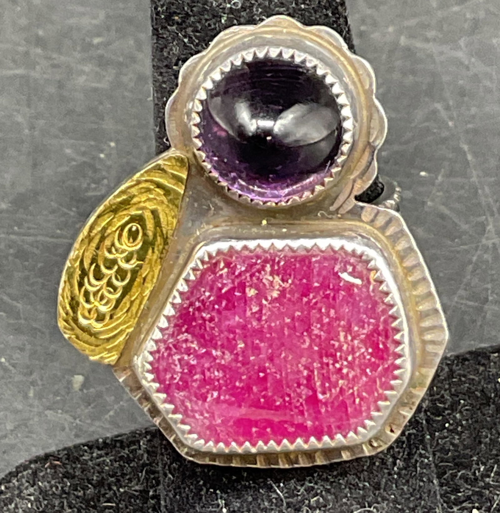 SGND Vtg Sterling Silver Ruby & Amethyst Ring: Vintage sterling silver ruby and amethyst ring. Signed on backside, reads illegible. No visible markings. Tested sterling with XRF Analyzer. Scalloped edge and textured band. Gold plated textured