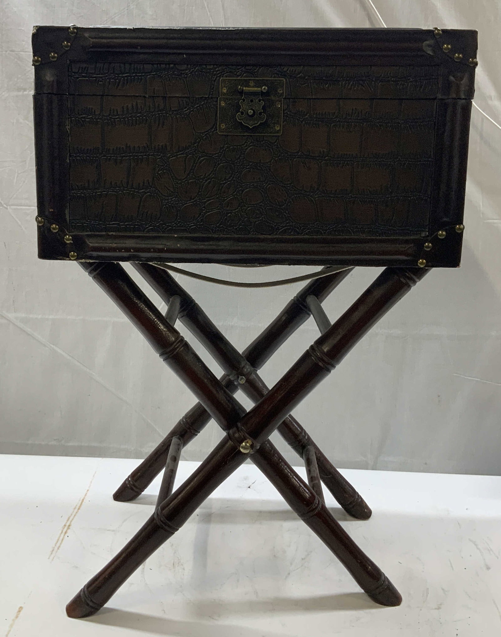 Vntg travel inspired detachable end table. (1 of 7)