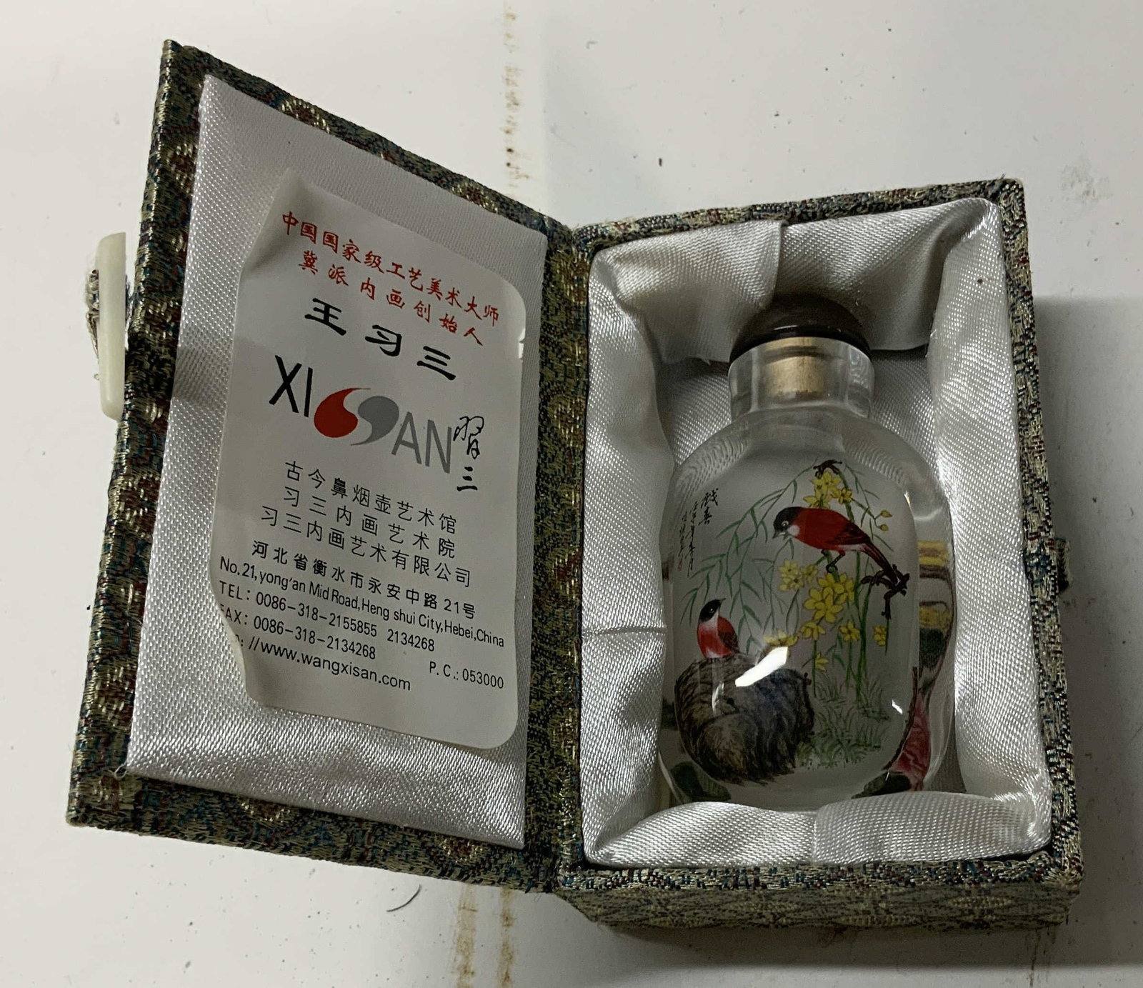 Vntg inside painted glass snuff bottle &box, china: Vintage Chinese inside painted glass snuff bottle with box. Bottle features a bird and floral motif ,presented in a padded silk geometric print box with labels referencing master artist Wang Xisan. Bo