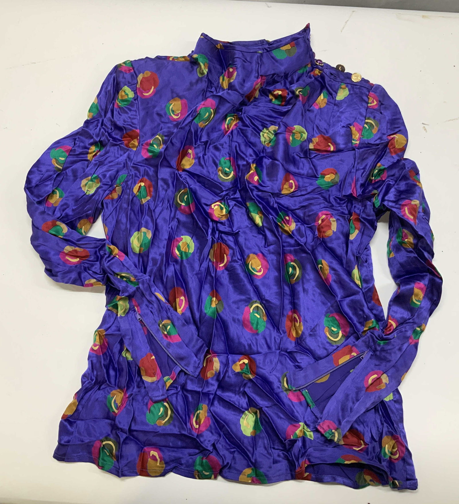 Vntg CARLISLE silk purple long sleeve shirt,1980s: Vintage CARLISLE purple long sleeve shirt. Made if 100% silk in size 8. From the 1980s embracing the maximalist design trend of the era. The vibrant motifs features abstract multi colored circular