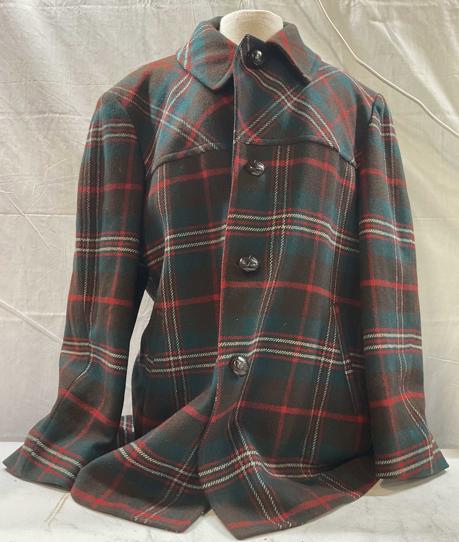 Vntg PENDLETON wool plaid jacket, USA: Vintage PENDLETON plaid jacket. Made in the USA from100% pure virgin wool. Features a plaid in a rich green, red, dark charcoal style tartan plaid. Lined with a brown quilted fabric for warmth.