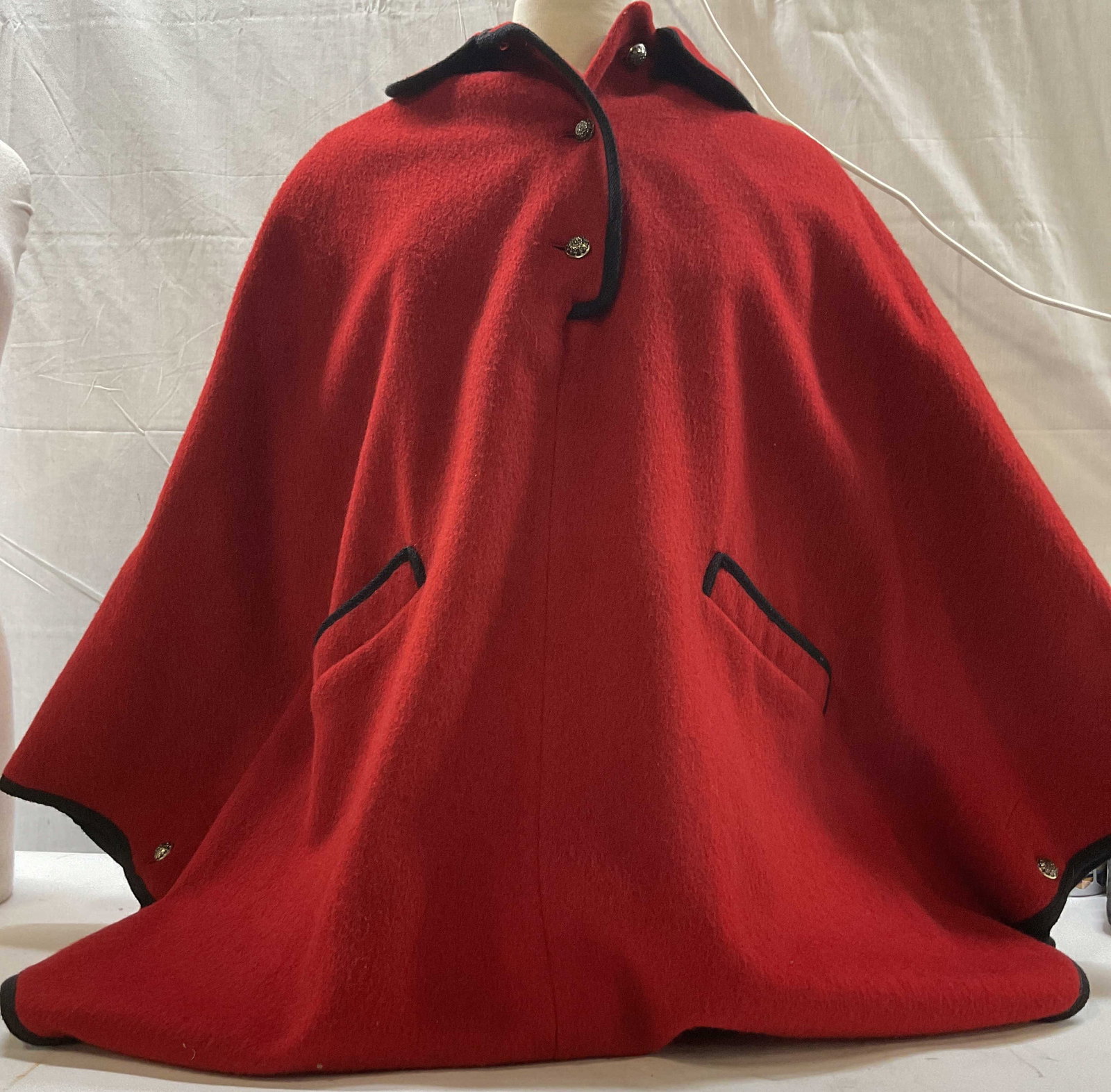 Vntg LODEN KING alpine wool cape, West Germany: Vintage LODEN KING alpine wool cape. Made in West Germany. Crafted from 100% think heavy loden wool. Woven in alpine regions to provide warmth and weather or water resistance. Features a distinct deep