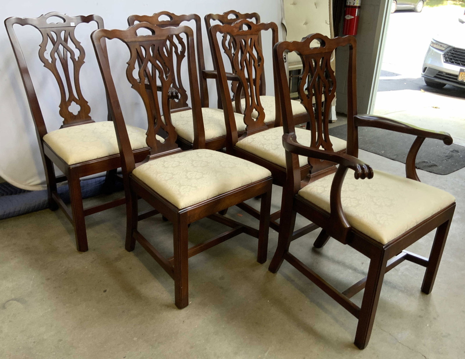 Statton Furniture Set 6 Dining Chairs, USA: Set 6 Statton Furniture, Maryland USA, Chippendale style mahogany dining chairs, two host chairs with armrests and four side chairs, each has ornate pierced splat back and a light patterned upholstere