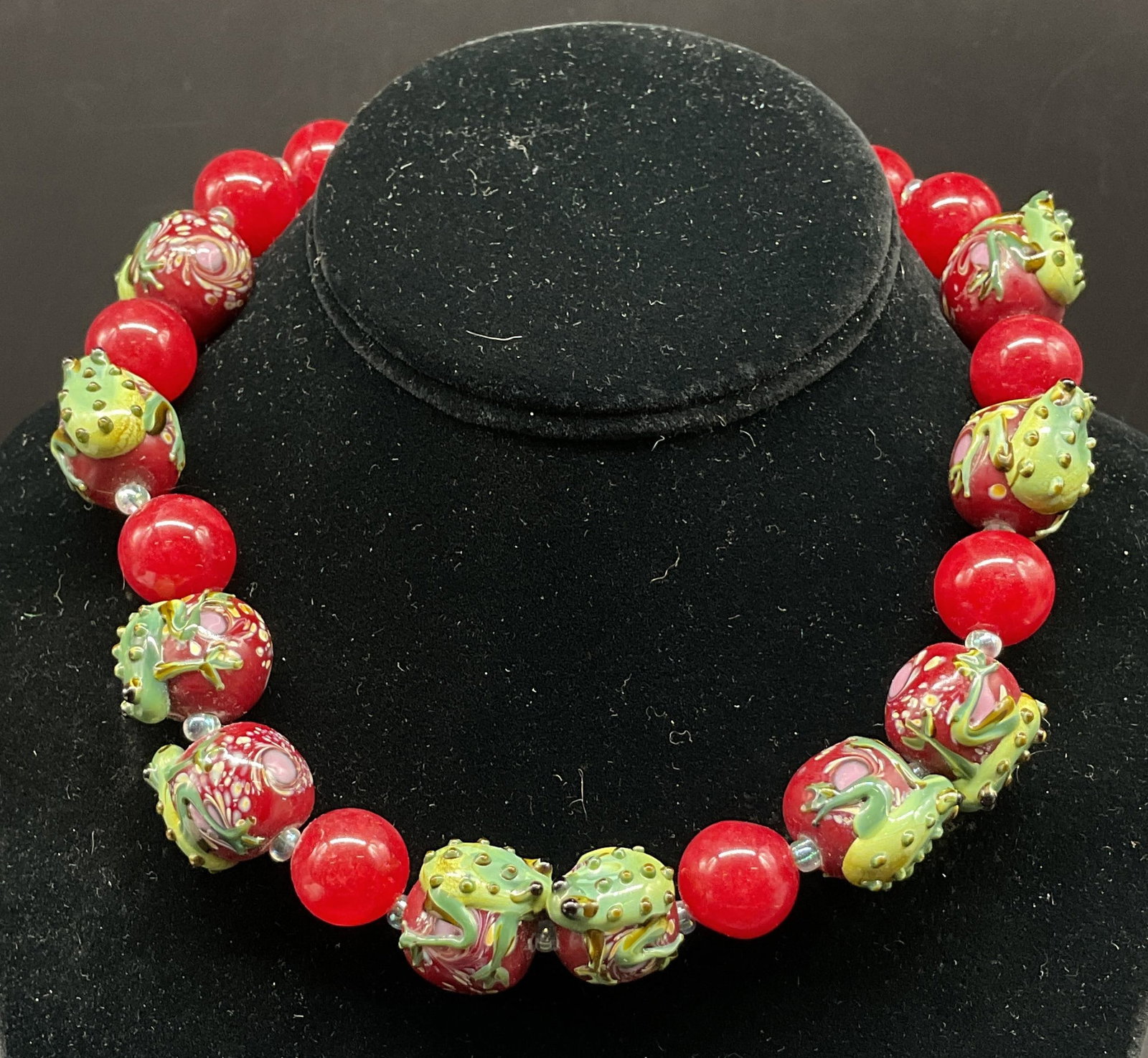 Vtg Red Murano Glass & Semiprecious Frog Necklace: Vintage red Murano & Venetian glass and semiprecious gemstone frog necklace. Gold toned clasp. Clear glass spacers. Round red glass beads, hand painted abstract design. Round red semiprecious gemstone