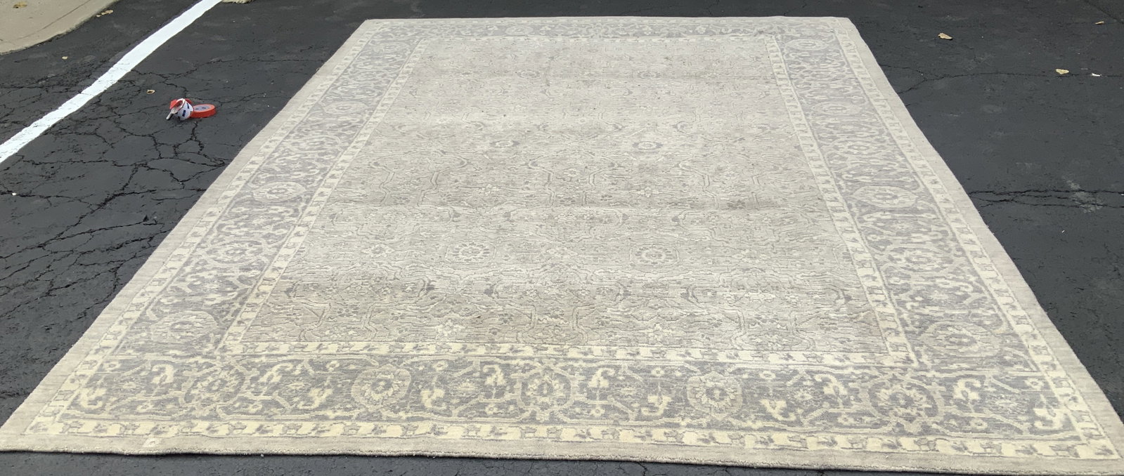 Amer Inara Light Grey Area Rug India: Amer Inara light grey area rug. Made in India. Tag on underside as photographed here. Woolen 70% cotton 20% viscose 10%. Inara collection. Floral medallion motifs. Combination of grey tones. Measures