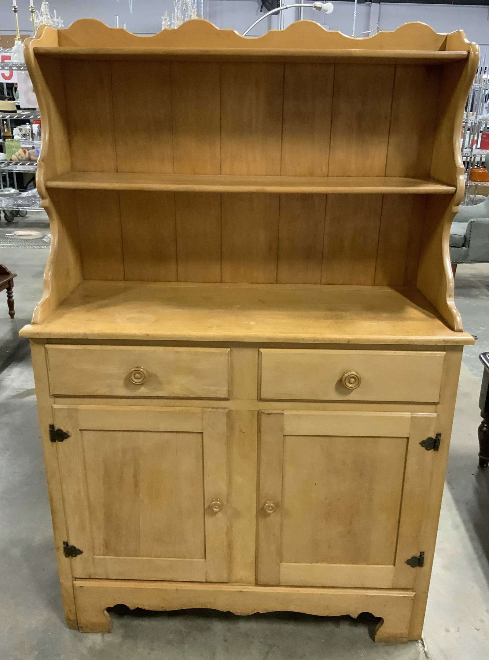 Vntg Maple Wood Open Top Hutch: Vintage light toned solid maple hutch, , Welsh dresser, , early American traction, , two upper open display shelves, grooves for plate display, , curved scalloped apron vintage, Mid-Century, Brutalist