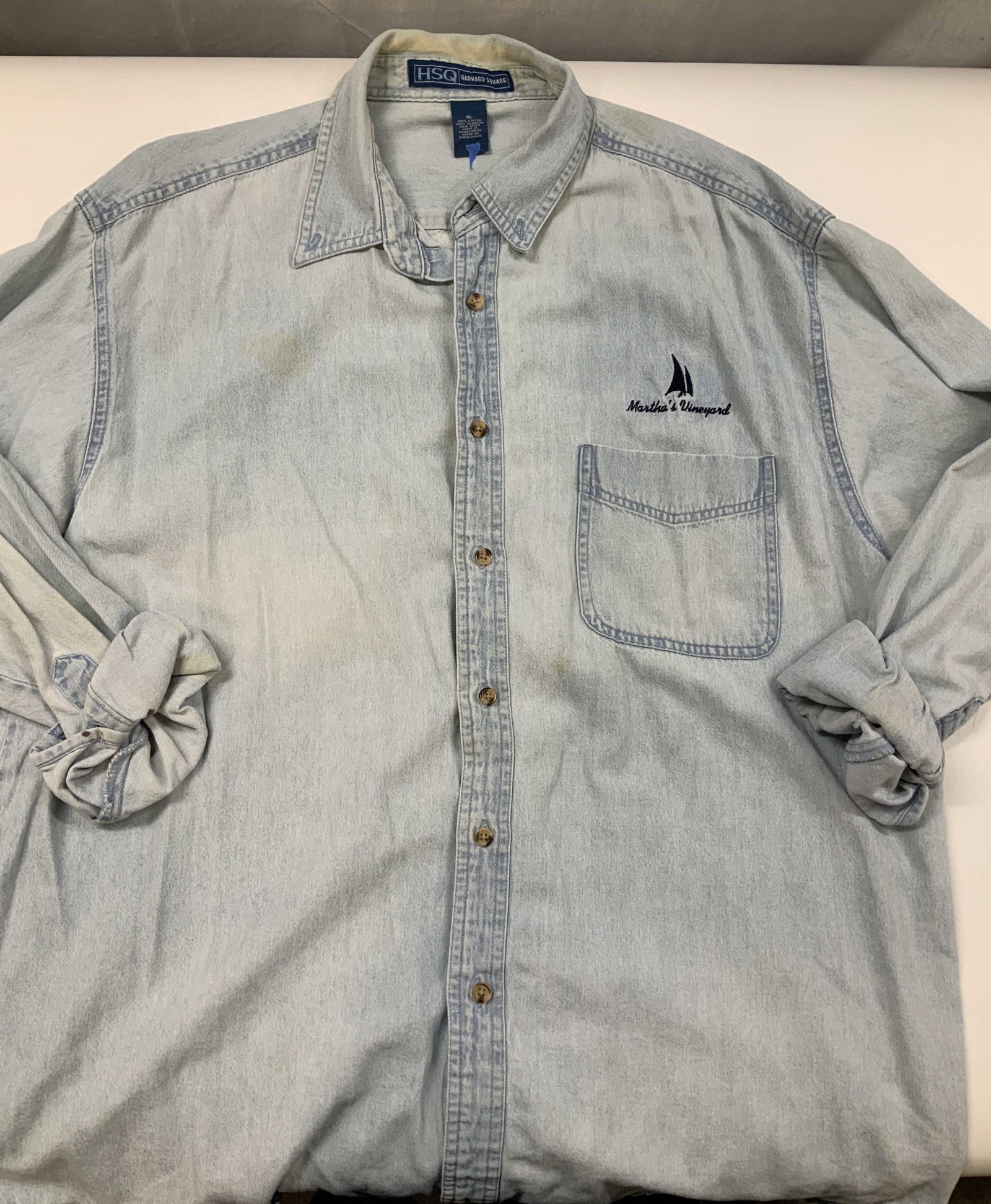 Vntg Harvard Square denim souvenir shirt 1990s: Vintage Harvard Square denim Marthas Vineyard souvenir shirt. Size XL, made of 100% cotton in the 19990s. It features a button down collar structure and contrasting tortoise shell faux horn buttons.