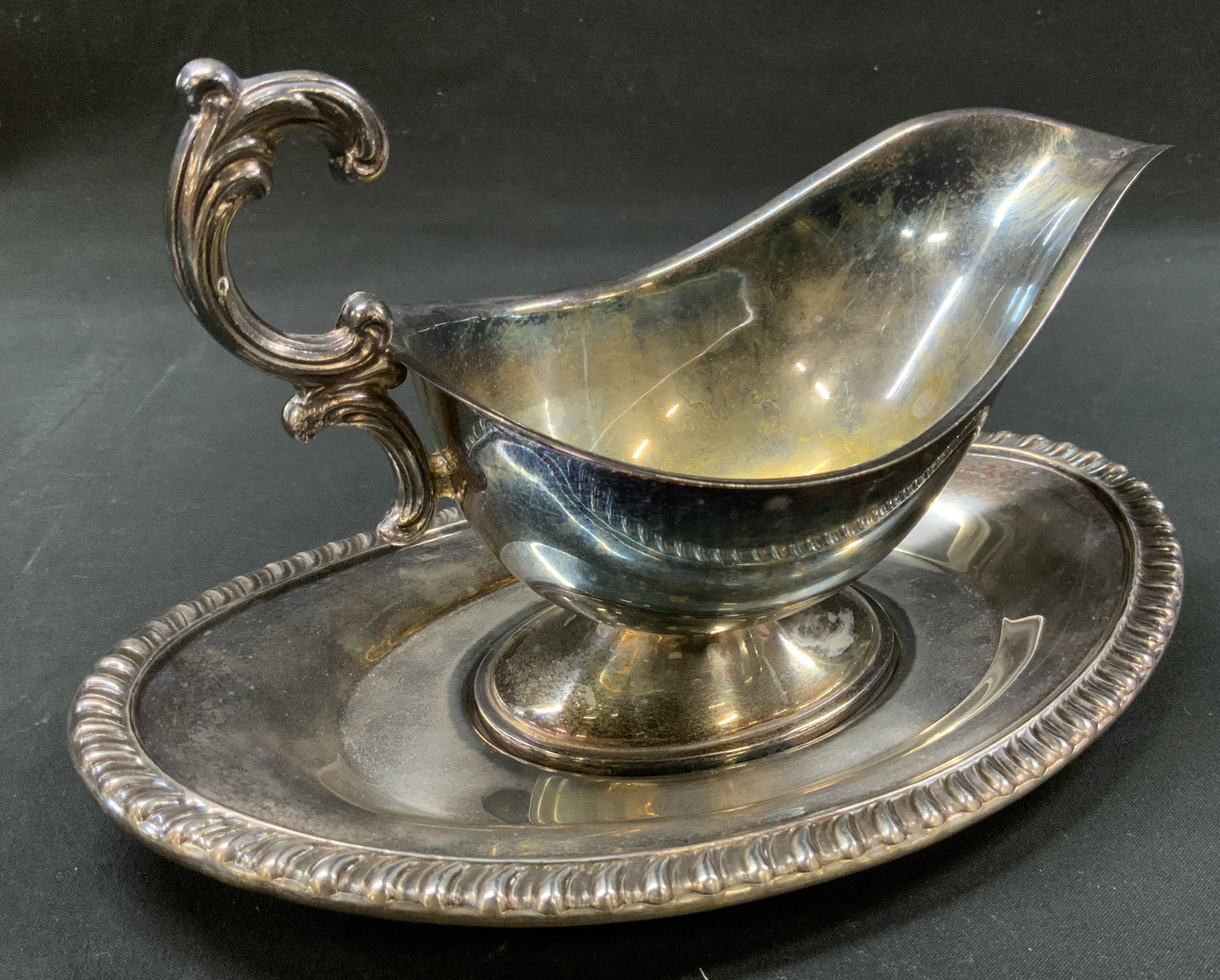 Lt2 Vtg Silverplate Underplate Tray and Gravy Boat: Vintage SILVERPLATED two piece gravy boat and underplate non matching set. Tray manufactured by English Silver Mfg Corp underside marked made in USA, elongated body with scalloped side walls. Gravy