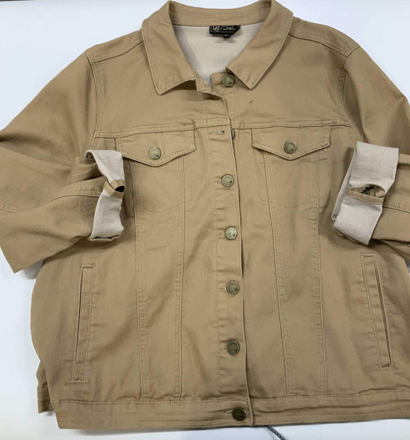 DG2 by Diane Gilman tan denim jacket: DG2 by Diane Gilman tan denim jacket. Size1X. Fallows the iconic trucker style layout with 2 chest pockets, vertical panel seeming, structured collar, and button front closure. Outfitted with