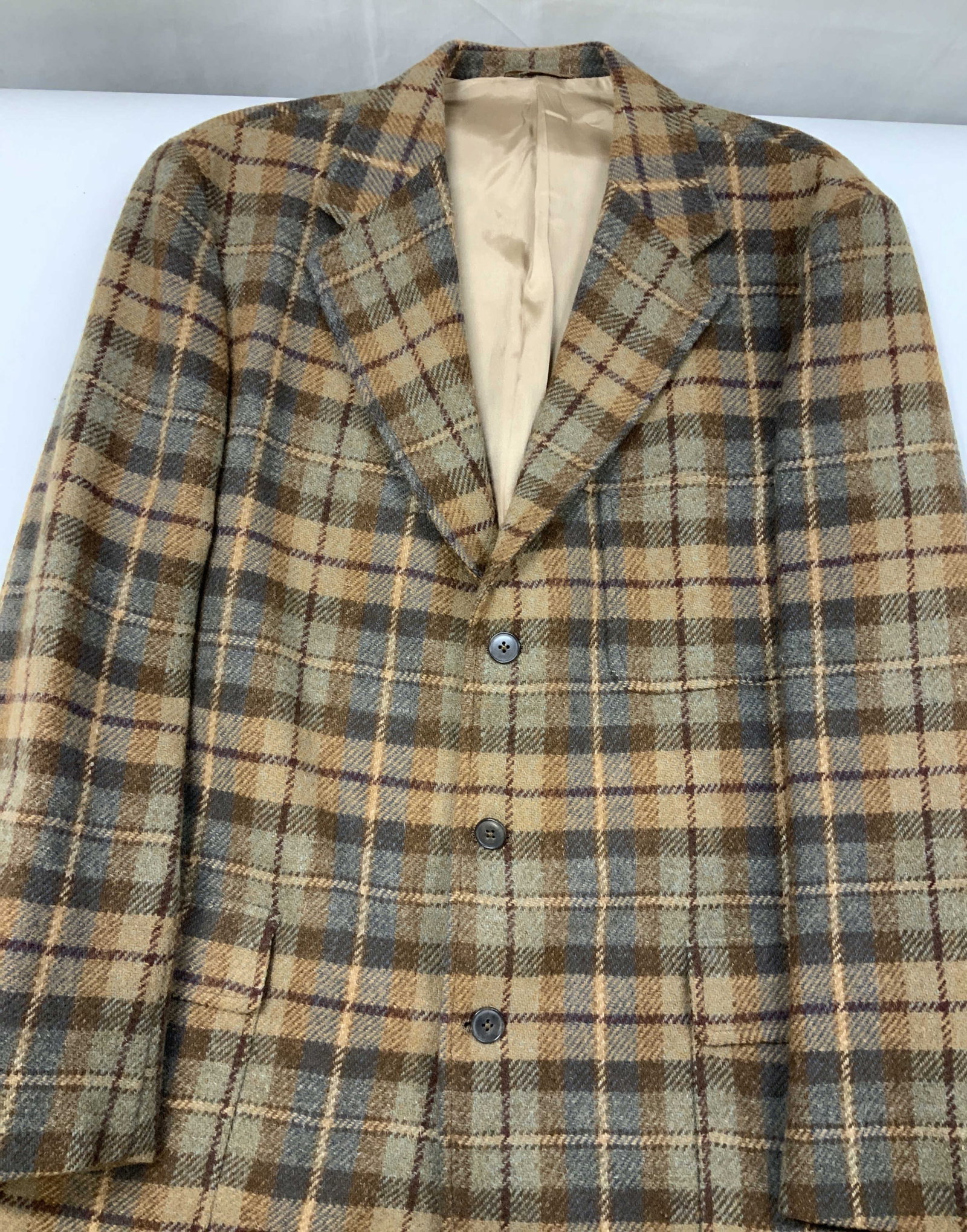Vntg J. Crew plaid wool blazer ,USA: Vintage J.Crew plaid blazer. Made of 100% wool in the USA , size L. Features an earthy, brown, autumn toned plaid pattern with orange windowpane lines. Pockets include traditional flap waist pockets, 