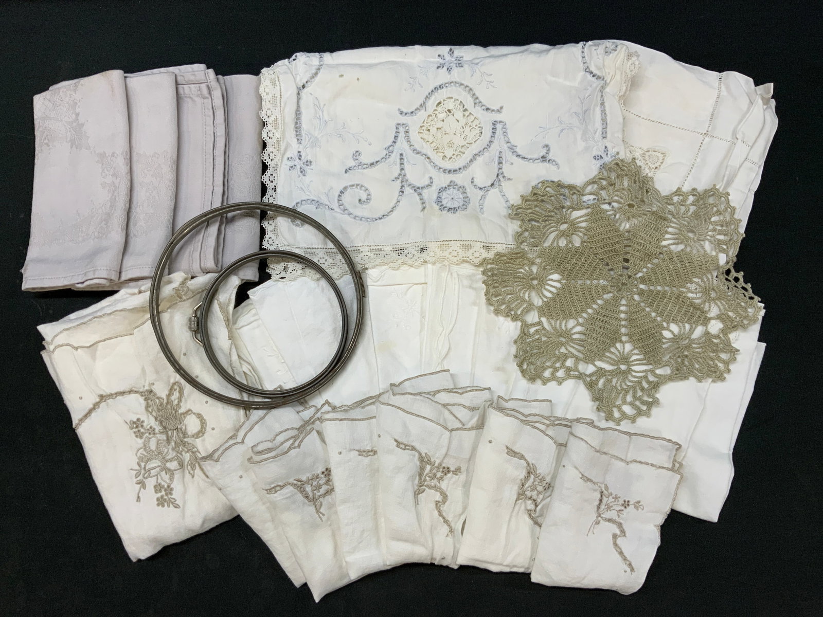 Lt24 Vtg Linens, Textiles, Embroidery Hoops Lot (1 of 19)