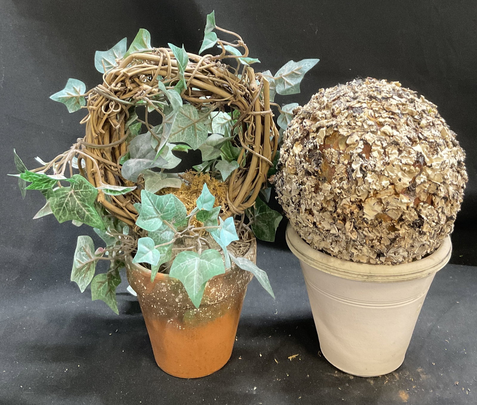 Lt2 Dried Foliage Topiary Ball & Artif Ivy Plant: 2 Display Plants. Includes dried foliage topiary ball in ceramic pot and a artificial Ivy arrangement with natural wood arch in a terracotta pot. Aging to pots. Tallest measures approx 11.5in H. displ