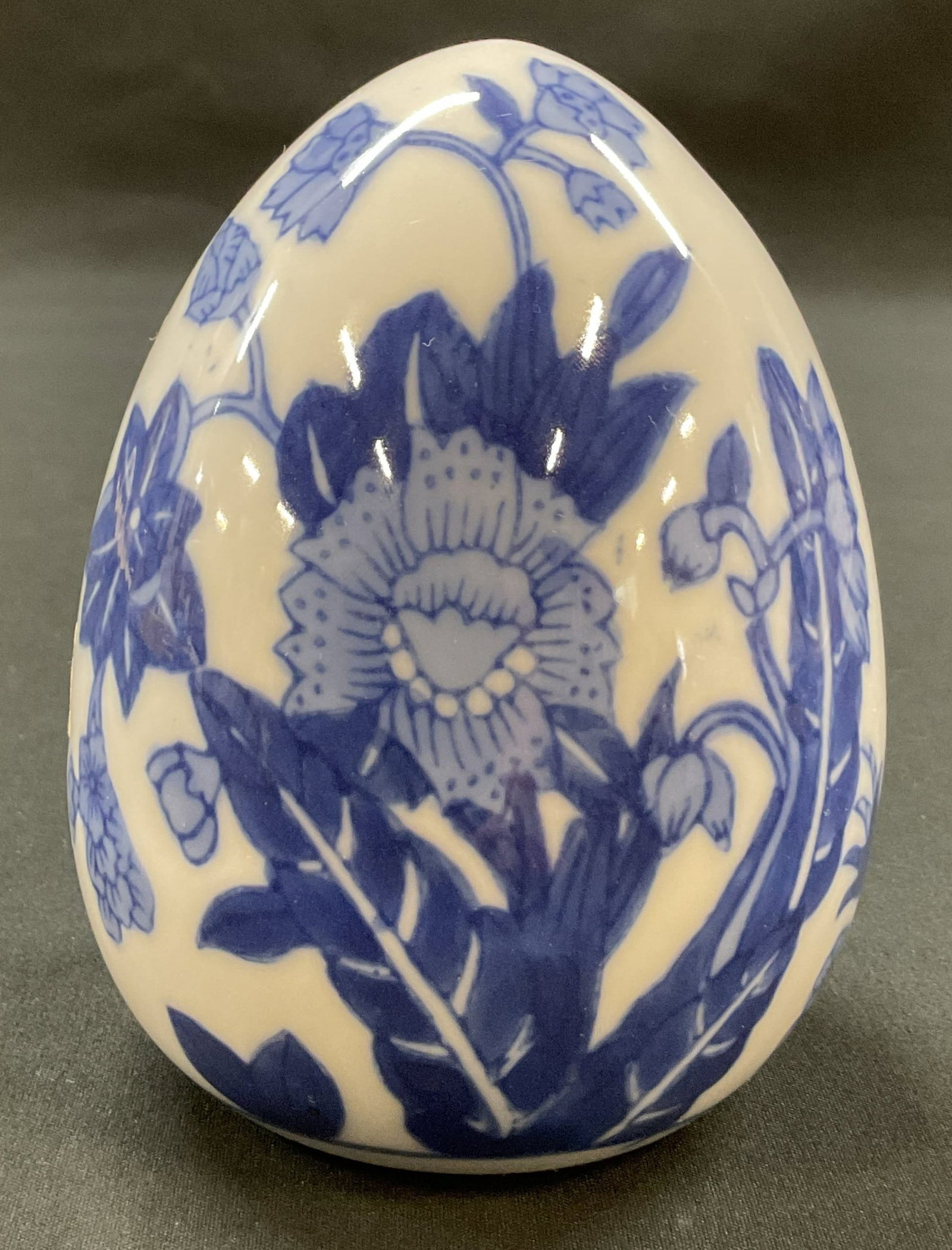 Vtg Chinese Chinoiserie Blue & White Porcelain Egg: Vintage Chinese Chinoiserie blue and white porcelain decorative egg. Egg shaped figure. Blue and white floral motifs. Measures ht approx 4.5 inches diam approx 3 inches. Surface wear consistent with e