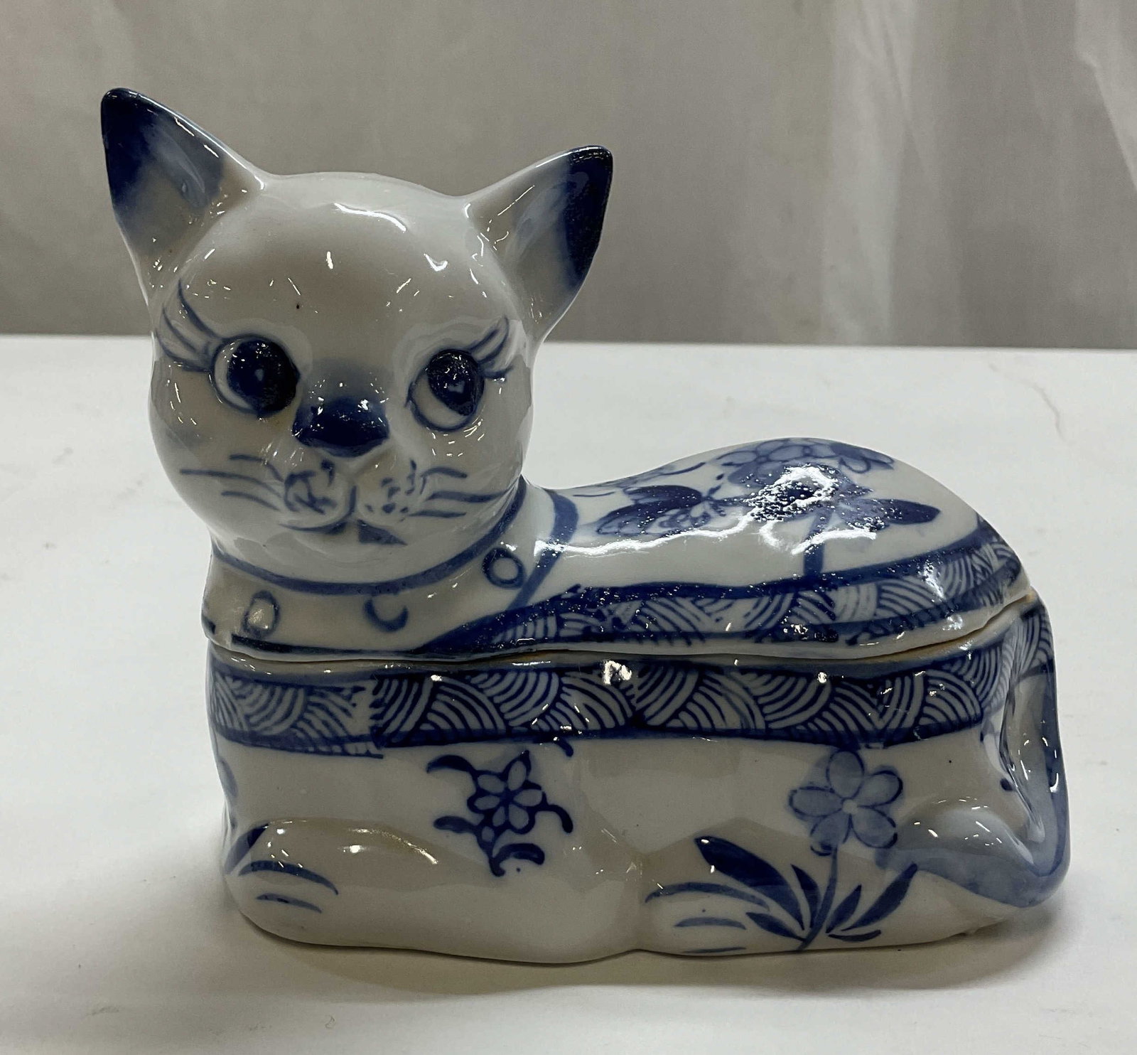 Vtg Blue & White Porcelain Cat Lidded Trinket Box (1 of 8)