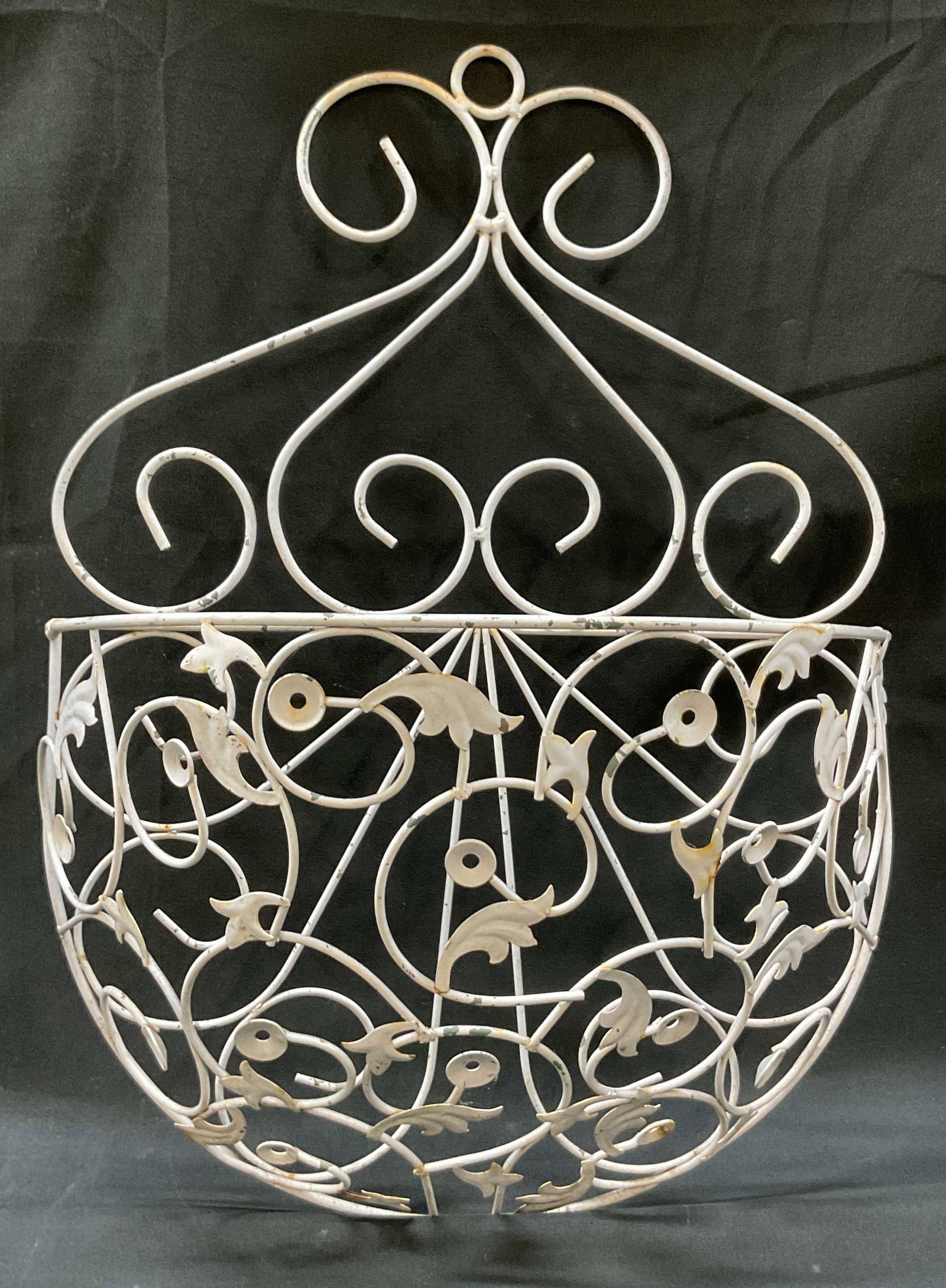Vtg White Painted Wrought Iron Wall Basket Planter (1 of 7)