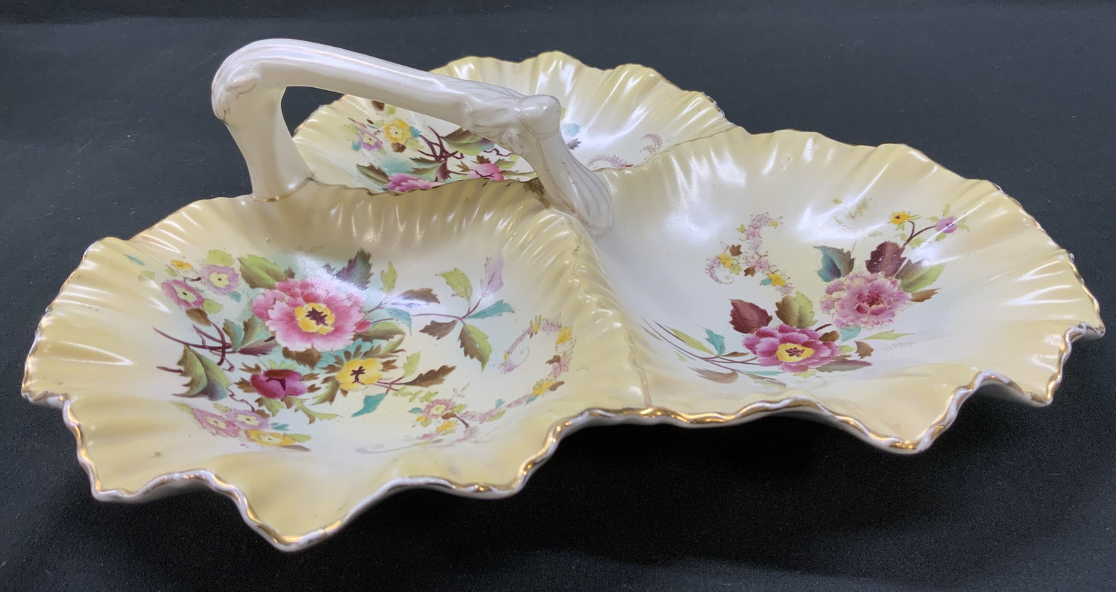 Antq W&R Carlton Ware Blush Peony Serving Dish: Antique late Victorian multi lobed serving dish manufactured by Wiltshire & Robinson Carlton Ware. Fine English earthenware. Peony pattern introduced in 1896. Hand tinted transfers of peonies with gil