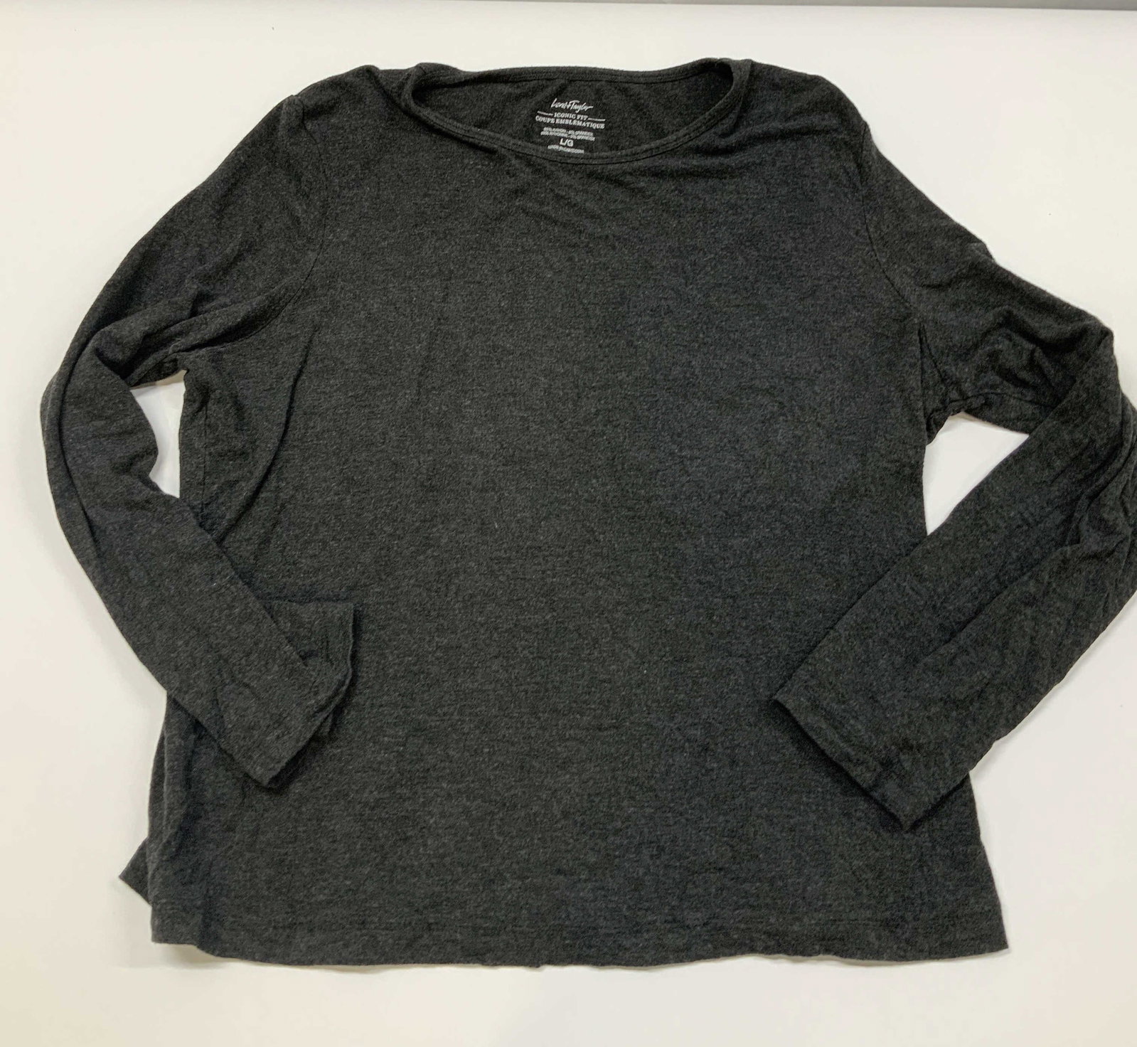 Vntg Lord&Taylor Iconic fit long sleeve tee: Vintage Lord&Taylor Iconic fit long sleeve tee. Size large. Made of 95% rayon and 5% spandex in a dark grey color. Features long sleeves and a crew neck neckline. Long sleeve t-shirt dark grey -11H