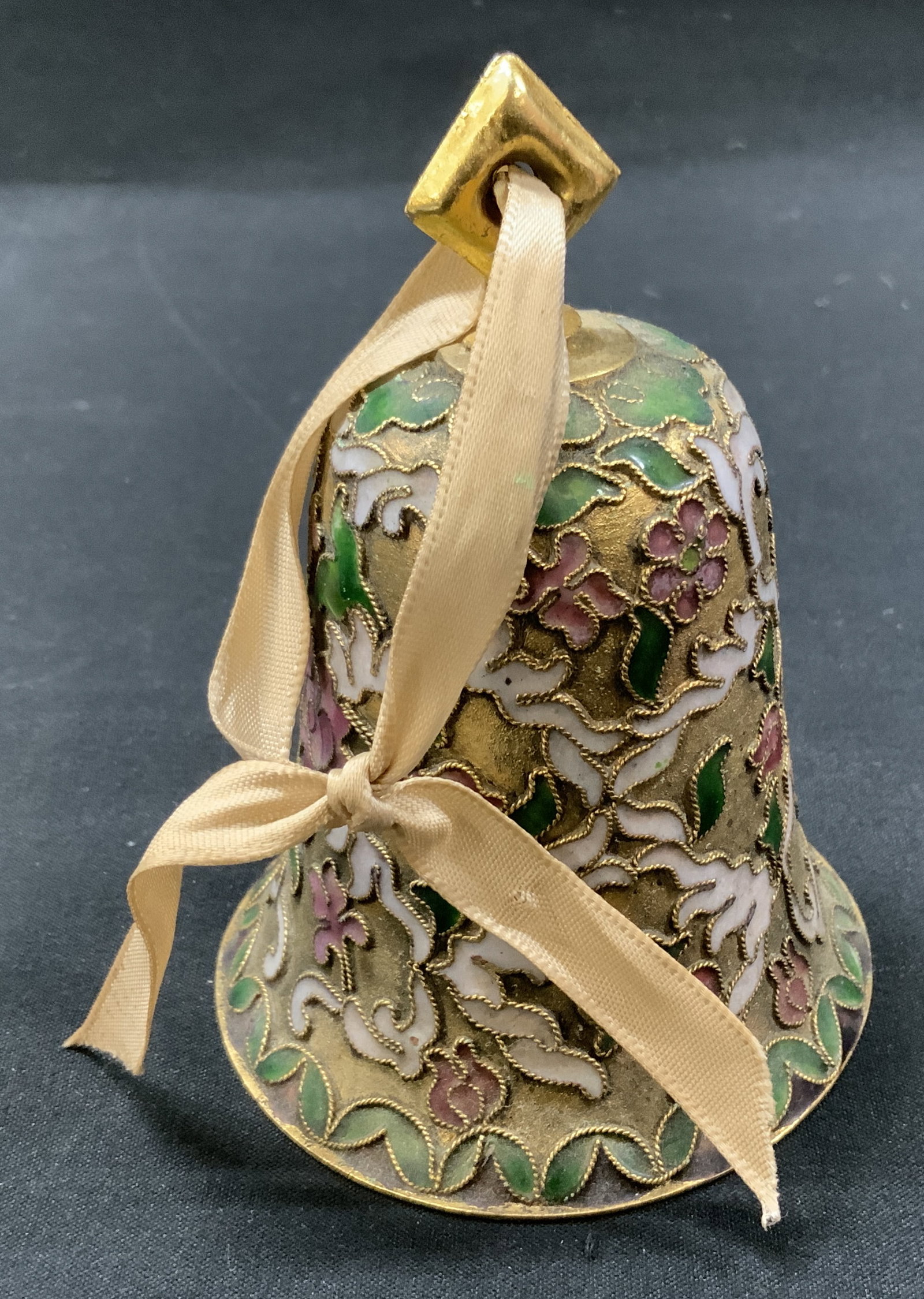 Vtg Chinese Jingfa Cloisonne Floral Bell: Vintage Chinese cloisonne enamel collectors bell. Brass wires, pink blossoms, green foliage over textured gold tone ground. Interior finished with deep green counter enamel coating. With golf tone top