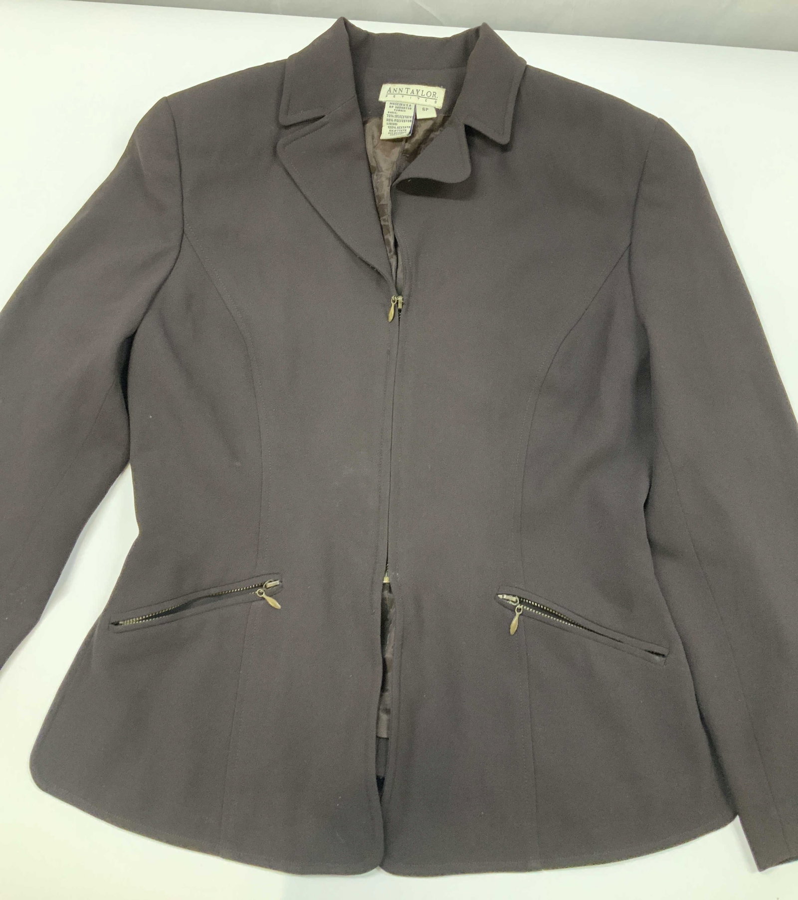 Vntg Ann Taylor zipper blazer, USA: Vintage Ann Taylor zipper blazer. Made from a brown fabric in the USA, size 6 petite. Features a tailored , form fitting silhouette with clean Princess seems down the front to create a contoured struc