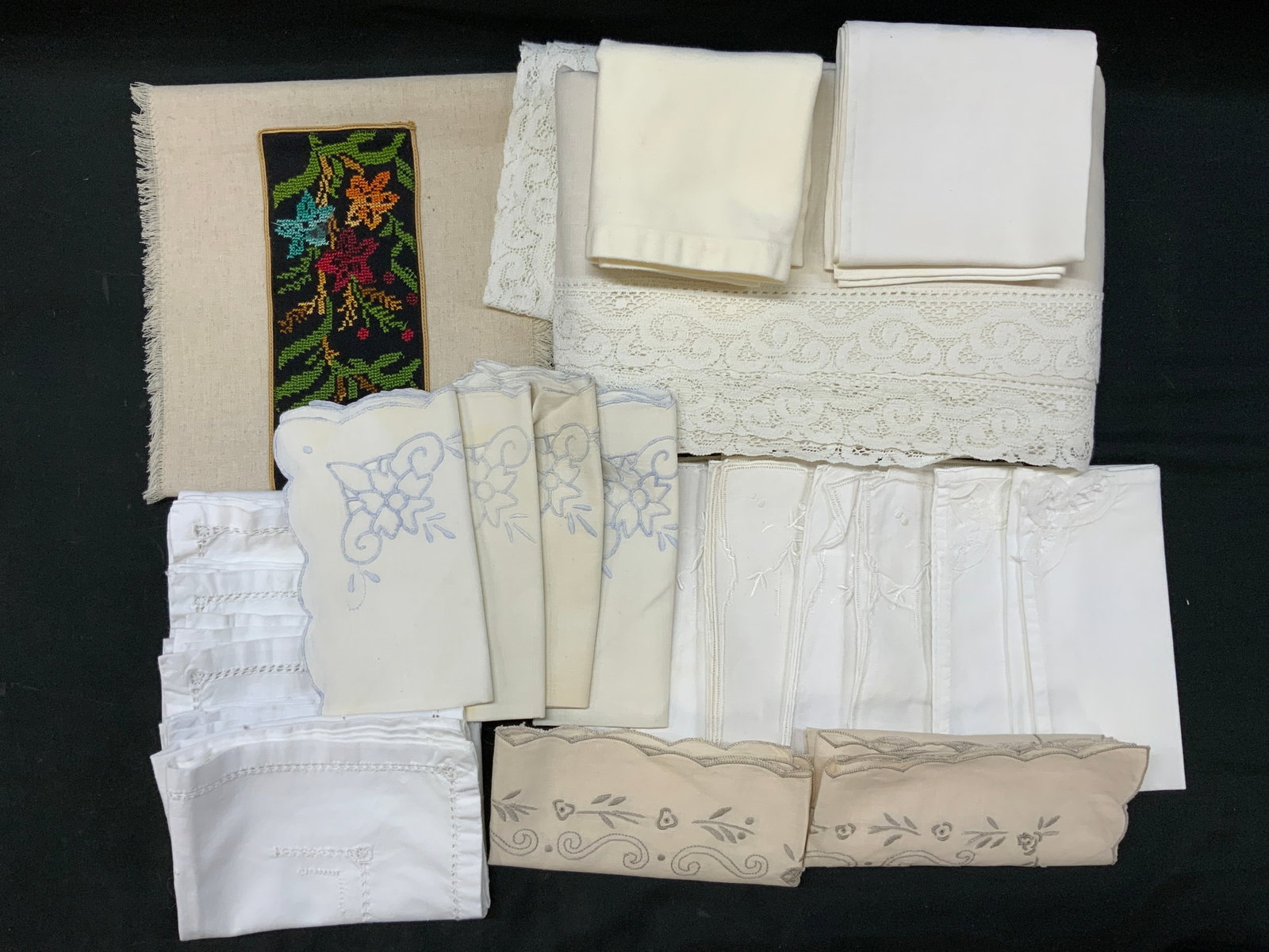 Vtg Lt22 Lace & Embroidered Linens+ Tablecloth (1 of 17)