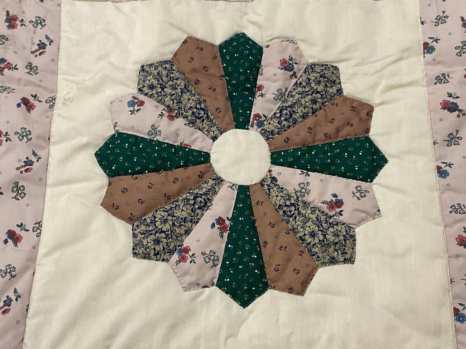 Dresden Plate Style Patchwork Quilt - 2