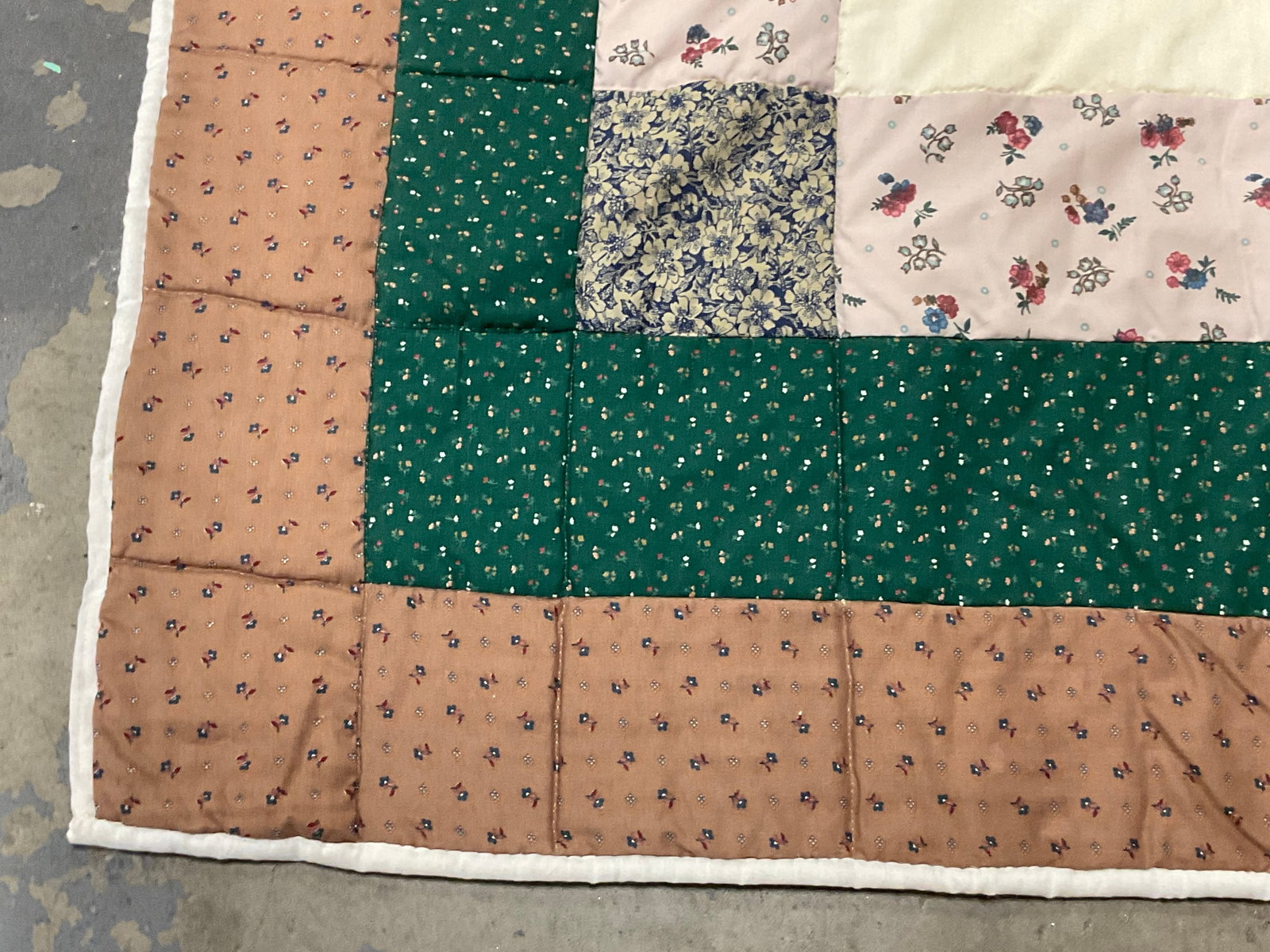 Dresden Plate Style Patchwork Quilt - 3