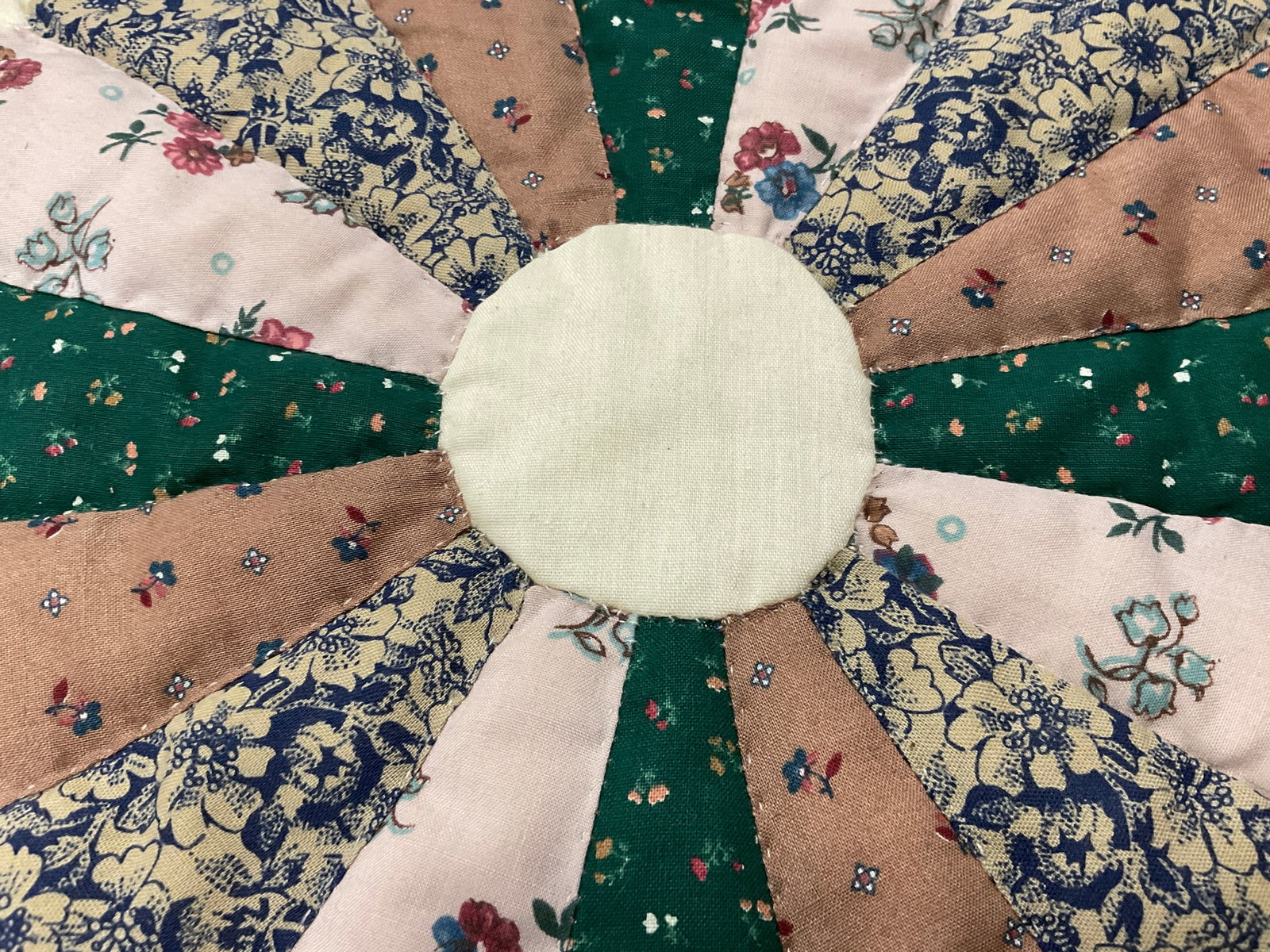 Dresden Plate Style Patchwork Quilt - 4