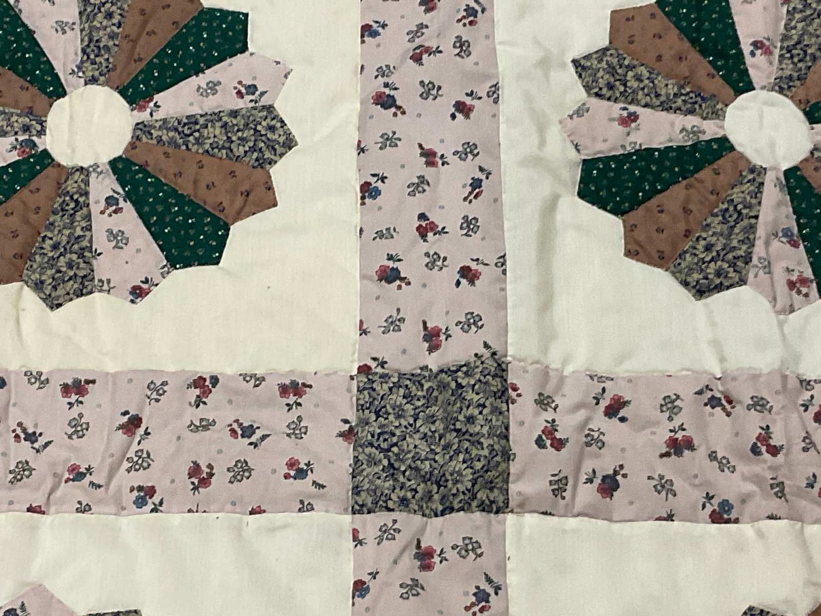 Dresden Plate Style Patchwork Quilt - 5
