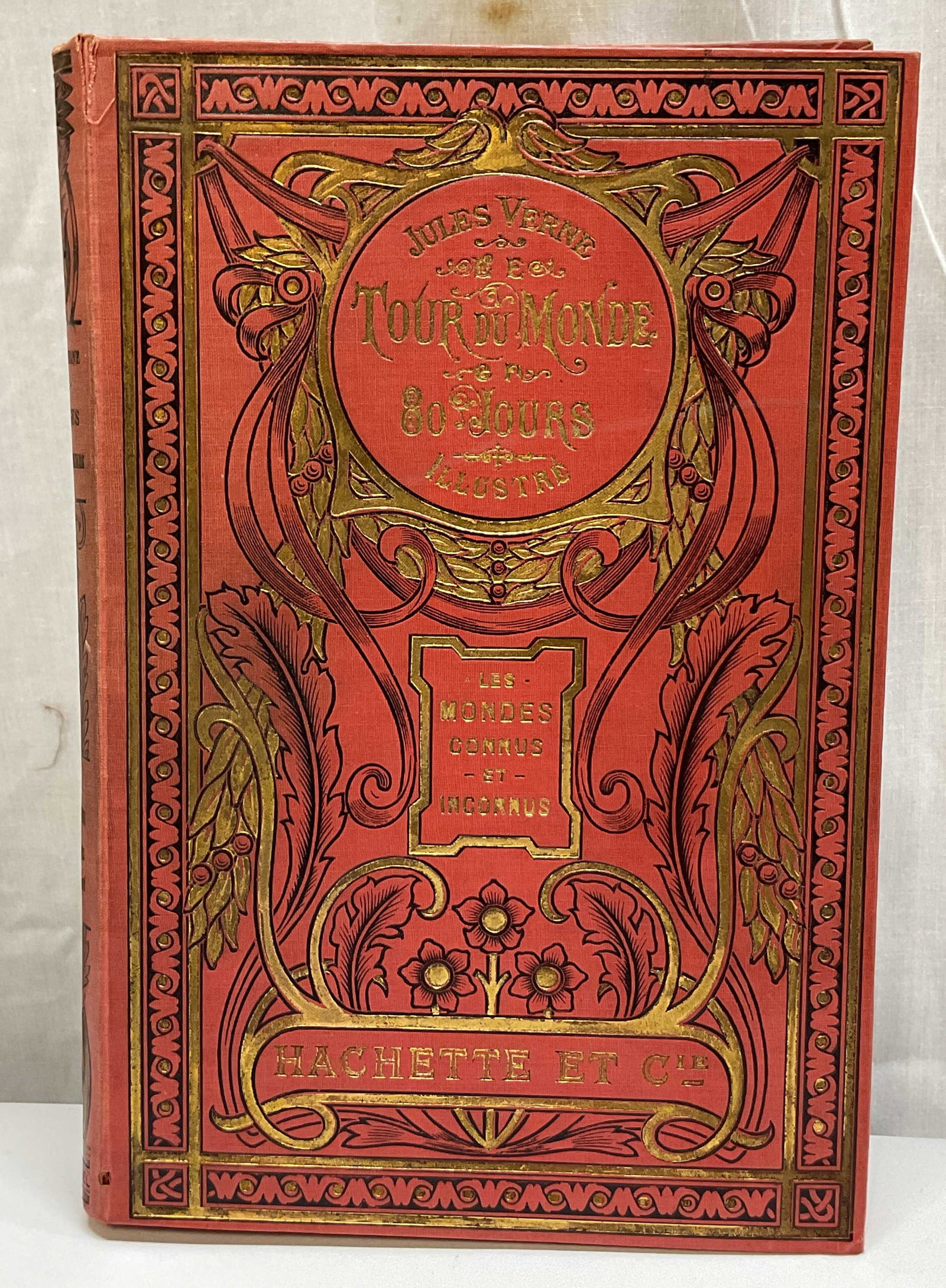 1916 Les Voyages Extraor Tour Du Monde Illus Bk+: Les Voyages Extraordinaires Le Tour Du Monde En Quatre Vingts Jours by Jules Verne. Illustrated by De Neuville and L. Benett. Published by Librairie Hachette, 1916. Text reads in French. Red hard
