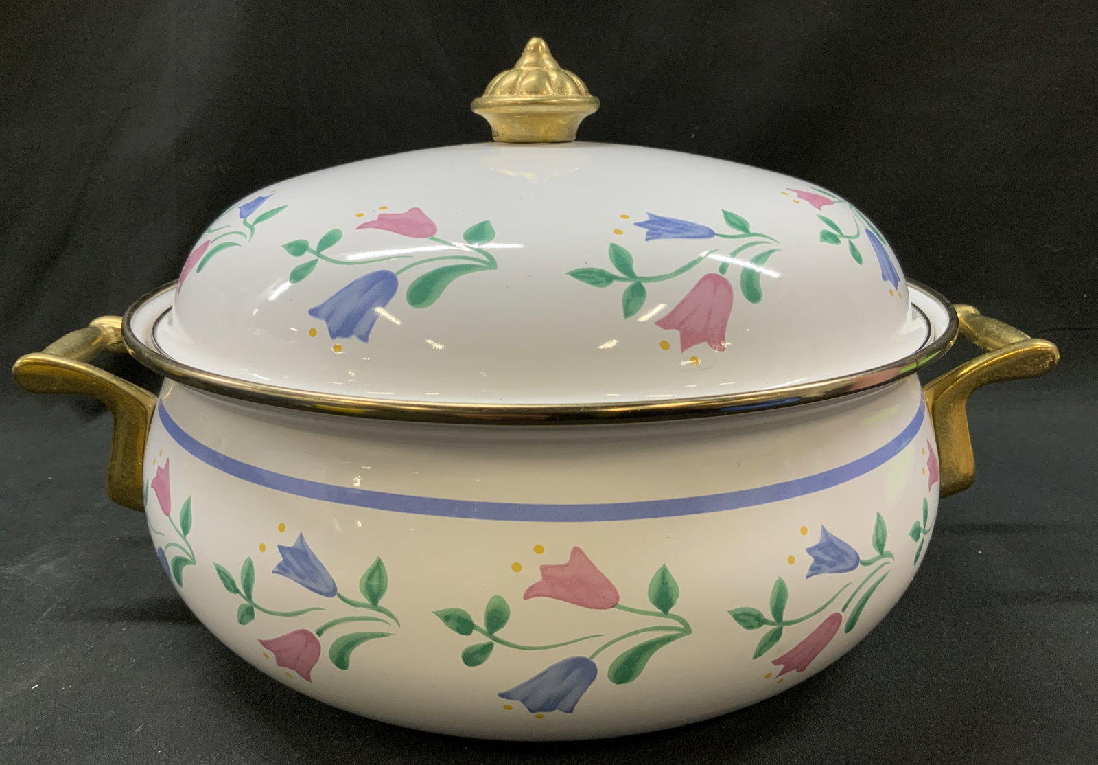 Vtg Lincoware Blue Meadows Enamel Dutch Oven IOB: Vintage Lincoware Blue Meadows 5 Quart Enamel Lidded Dutch Oven. Circa 1985-1995. Transfer print of blue and pink bell flowers on green stems, blue accent border stripe. Dual cast brass side loop hand