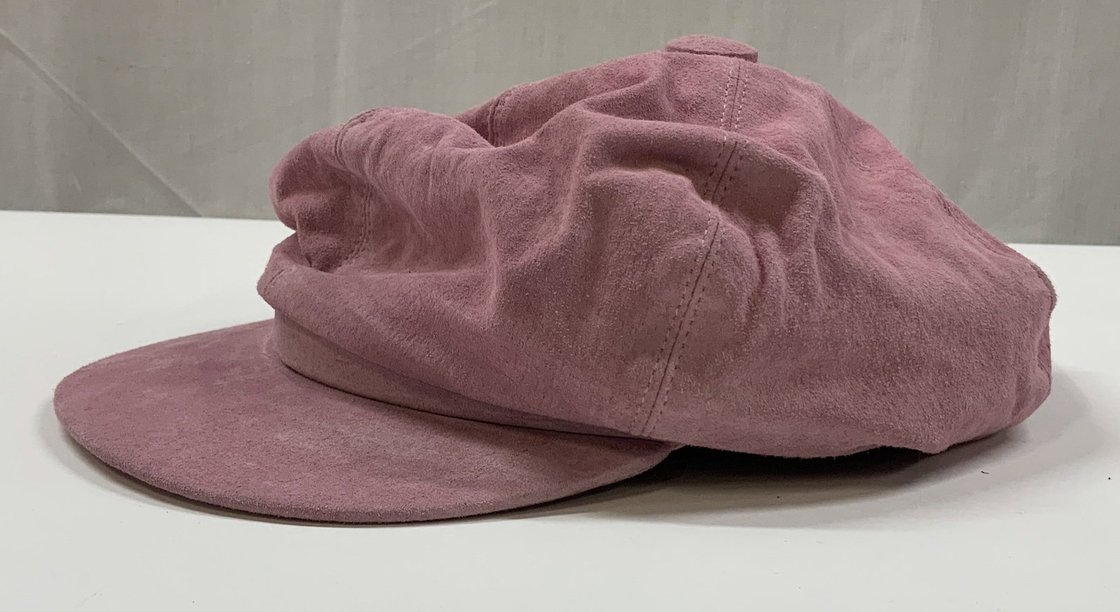 Vntg NEWPORT NEWS pink suede newsboy hat: Vintage NEWPORT NEWS pink suede newsboy hat. Made from 100% leather exterior. Crafted from a dusty pink suede, it features an 8 panel stitched octagonal crown meeting at a fabric covered button. It fe