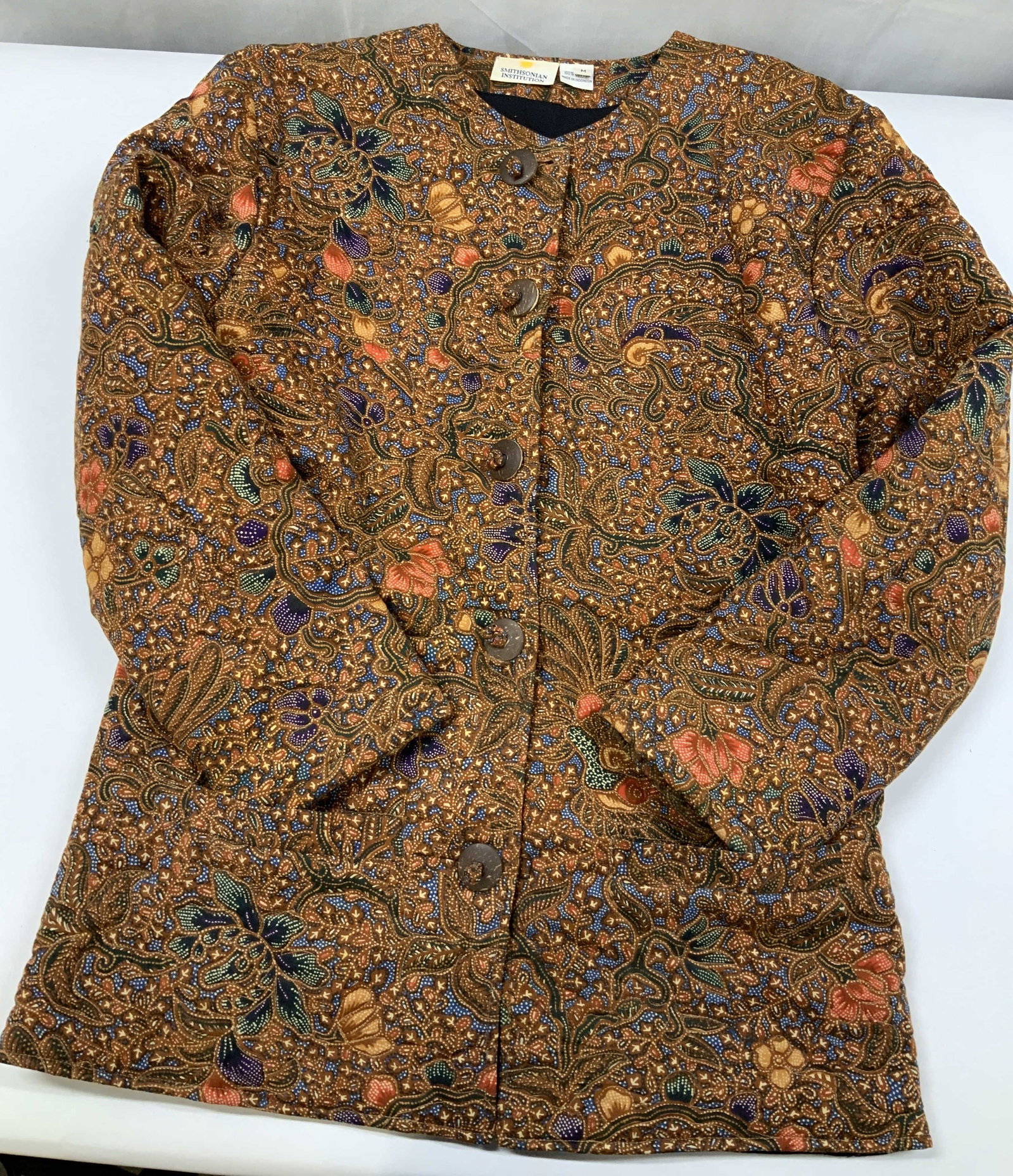 Vntg SMITHSONIAN INSTITUTION quilted jacket: Vintage SMITHSONIAN INSTITUTION quilted jacket. Made of 100% cotton in Indonesia in size medium. Produced as official museum gifts shop apparel this jacket features a traditional Indonesian style bati
