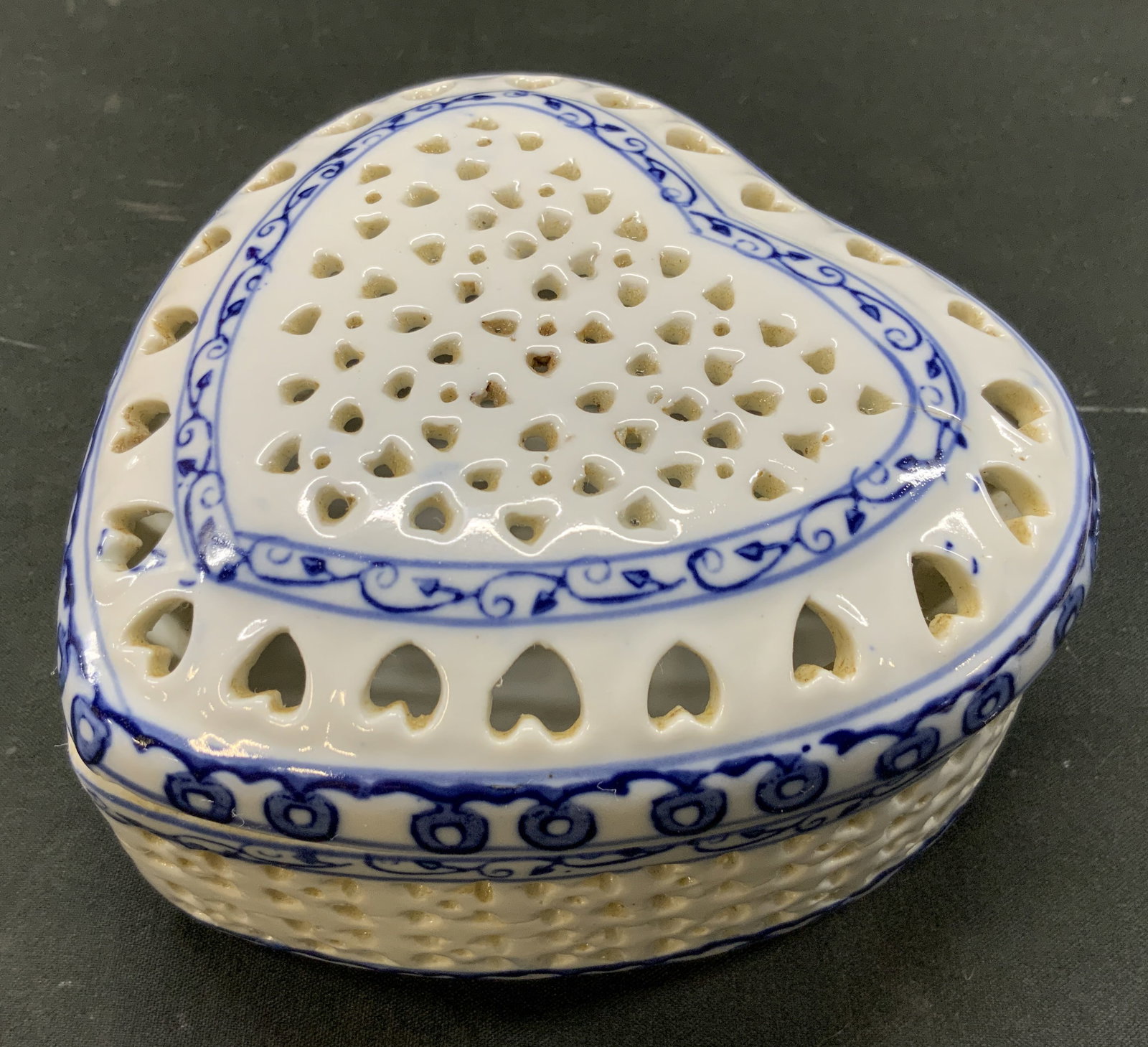 Vtg Chinoiserie Heart Trinket Box, China: Vintage chinoiserie porcelain heart shaped trinket box. Intricate open work lattice design elements, basketweave pattern, matching removable lid bordered by ring of heart shaped cutouts. Painted with 