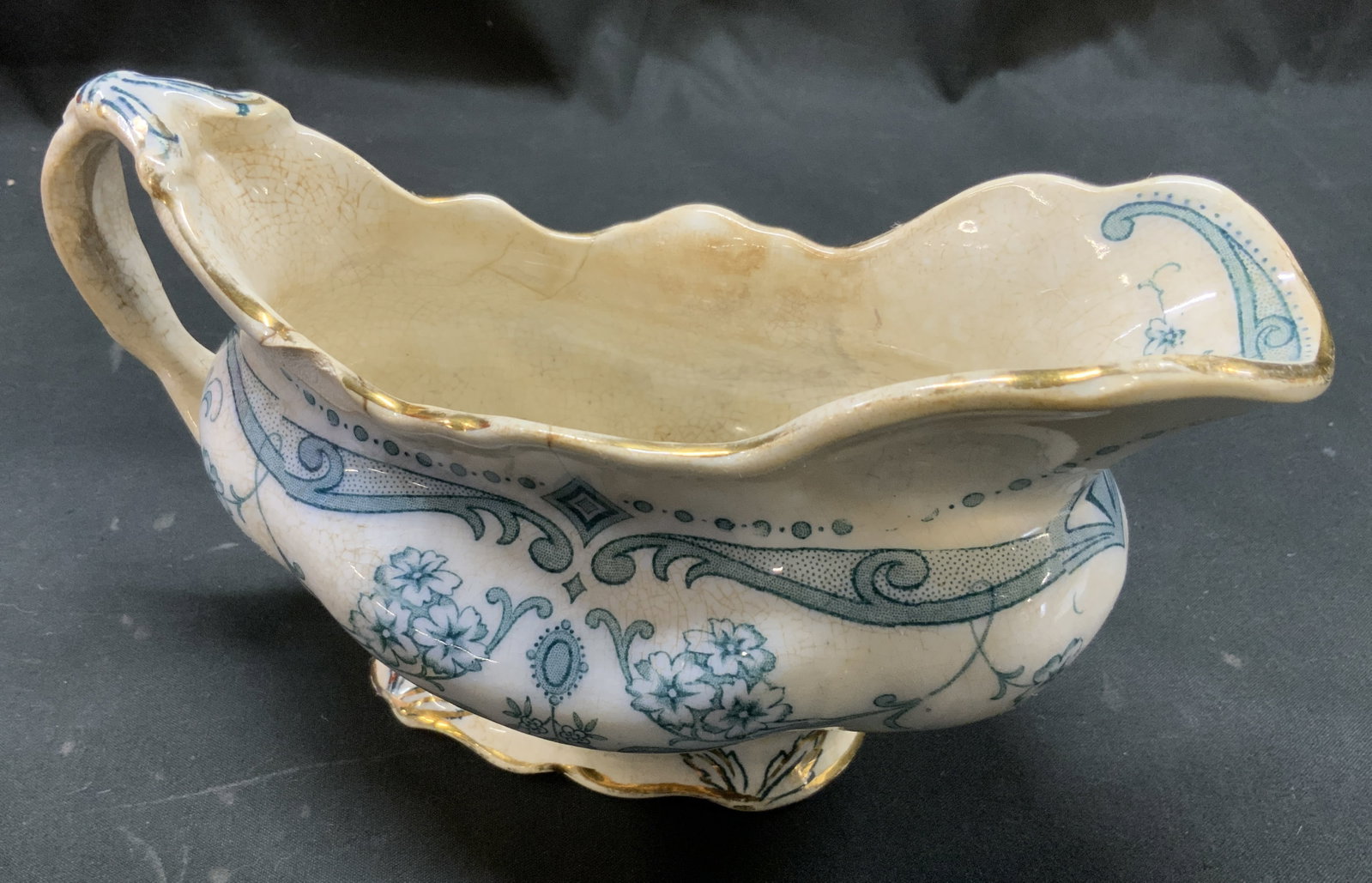 Antq c.1905 Burgess & Leigh Sydenham Gravy Boat: Antique circa 1905 Gravy Boat crafted by Burgess & Leigh in Burslem, England. Sydenham pattern, teal blue underglaze transferware floral bouquets and art nouveau scroll borders. On scalloped pedestal 