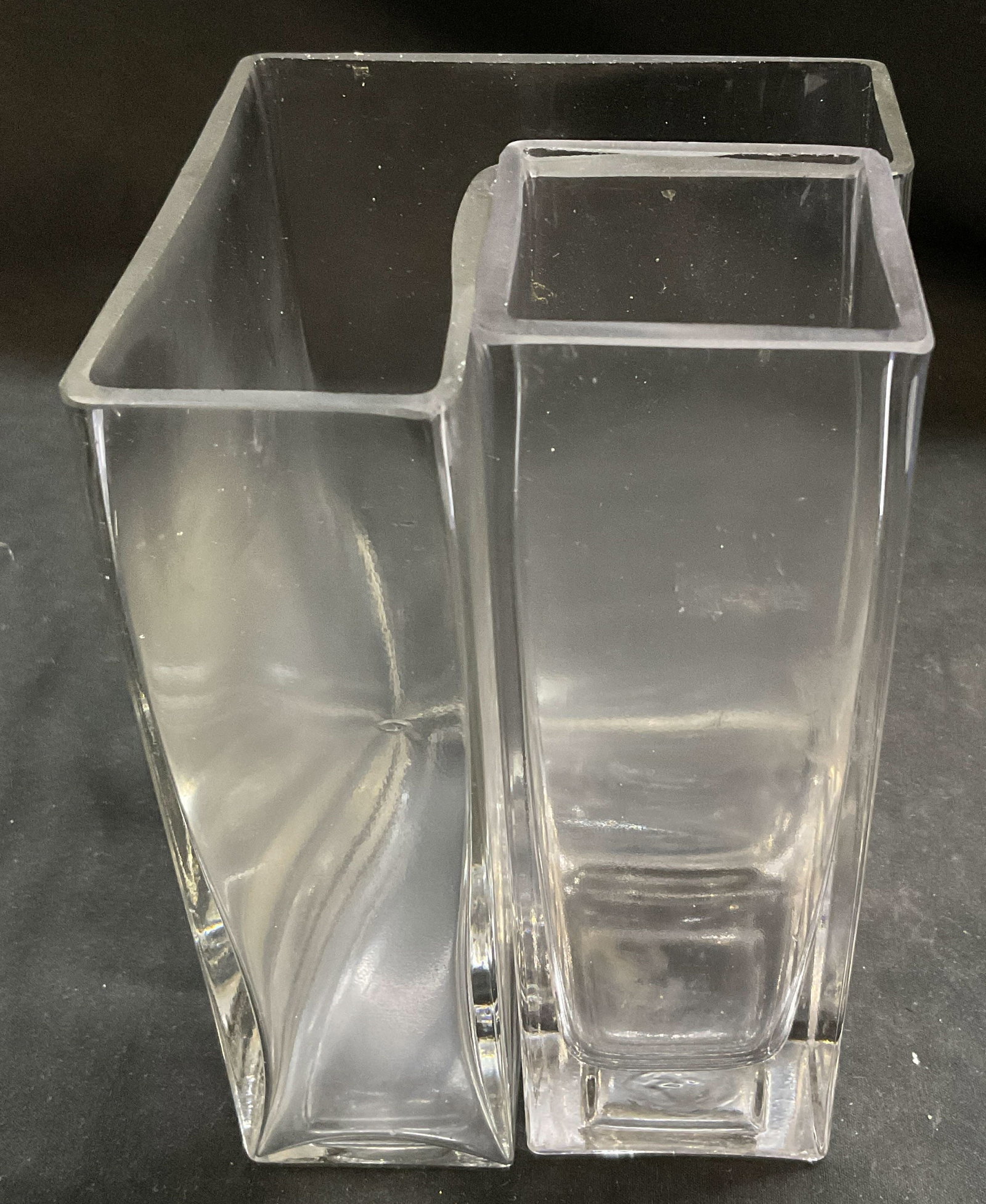 Vtg Modernist Puzzle Design Glass Vase: Vintage Modernist Puzzle Design Clear Glass Vase. Detached L-Shaped vase and rectangular vase that come together. Chips present. Measures approx 6.25in H x 4in Diam when together. vintage vases, Moder