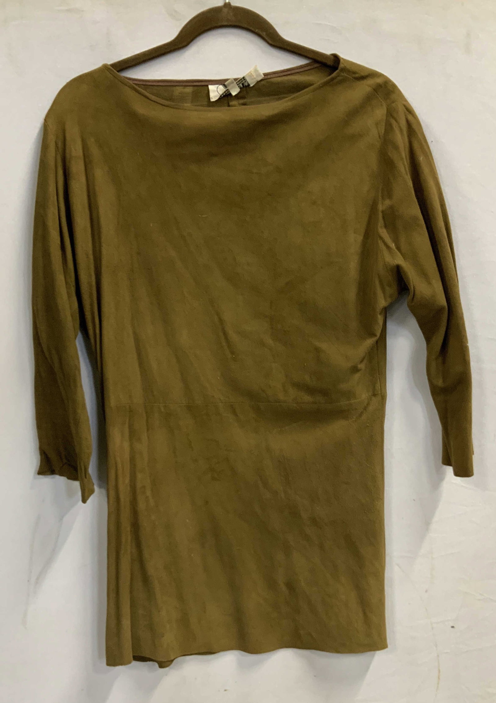 Vntg VAKKO suede shift dress, USA: Vintage VAKKO suede shift dress. Made in the USA from 100% leather in size small. The dress features a classic relaxed shift silhouette. It is constructed with a wide elegant boat neckline that silts 