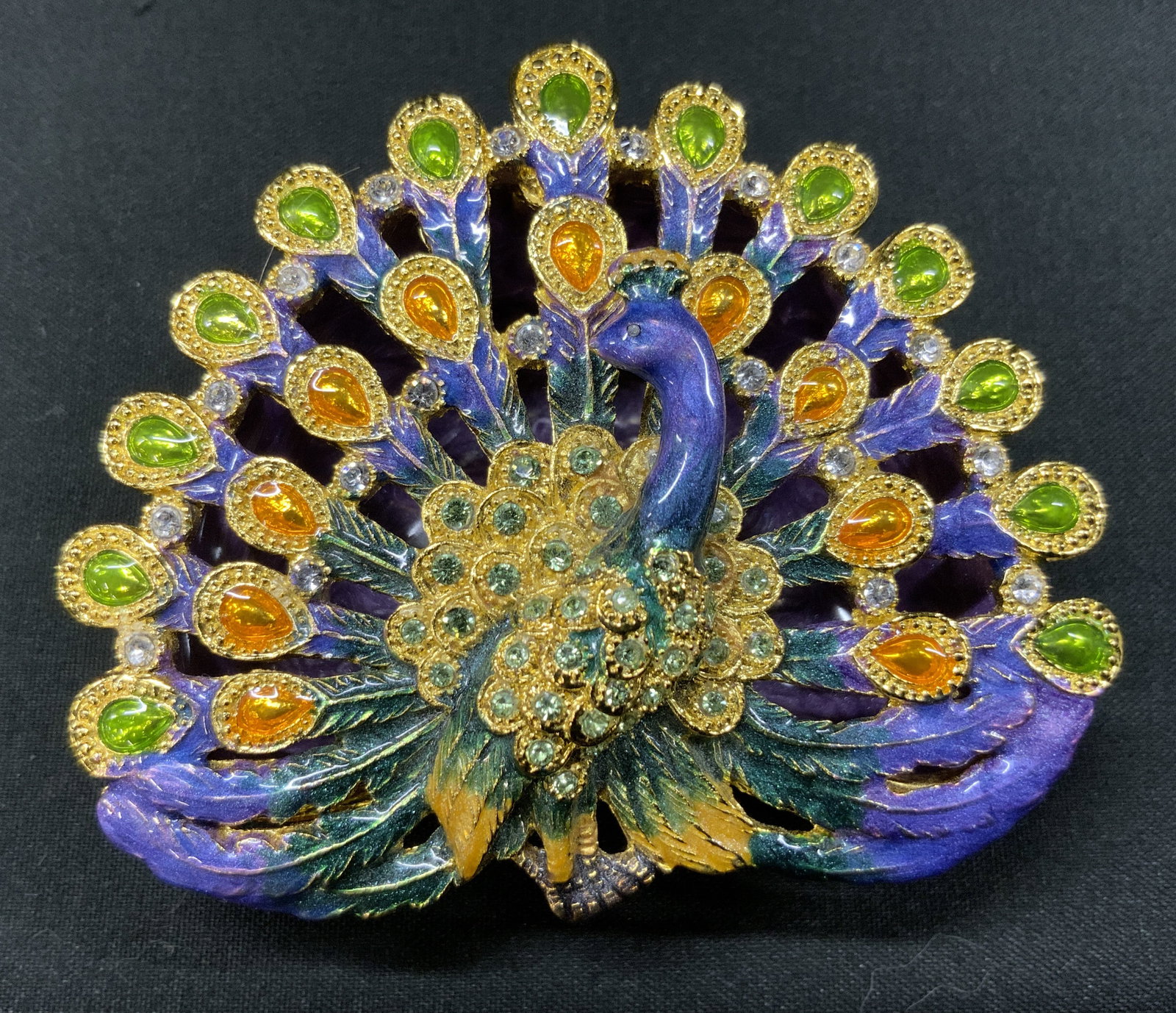 Vtg Enameled Peacock Hinged Magnetic Trinket Box: Vintage peacock hinged trinket box, colorful hand painted enamel with rhinestones and metallic enamel accents on gold tone metal. Top lid lifts open, reveals purple swirled enamel interior. Secures wi